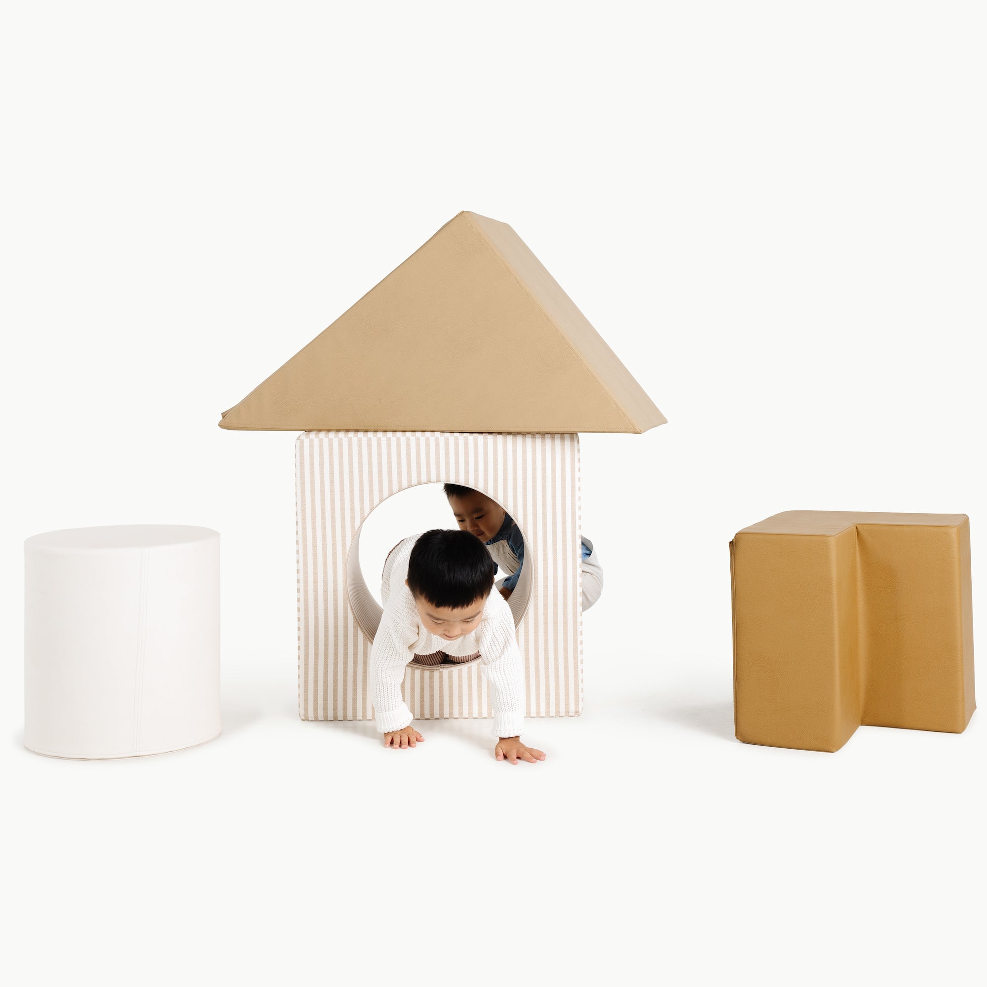FW23 (on sale)@kids playing with the FW23 block playset