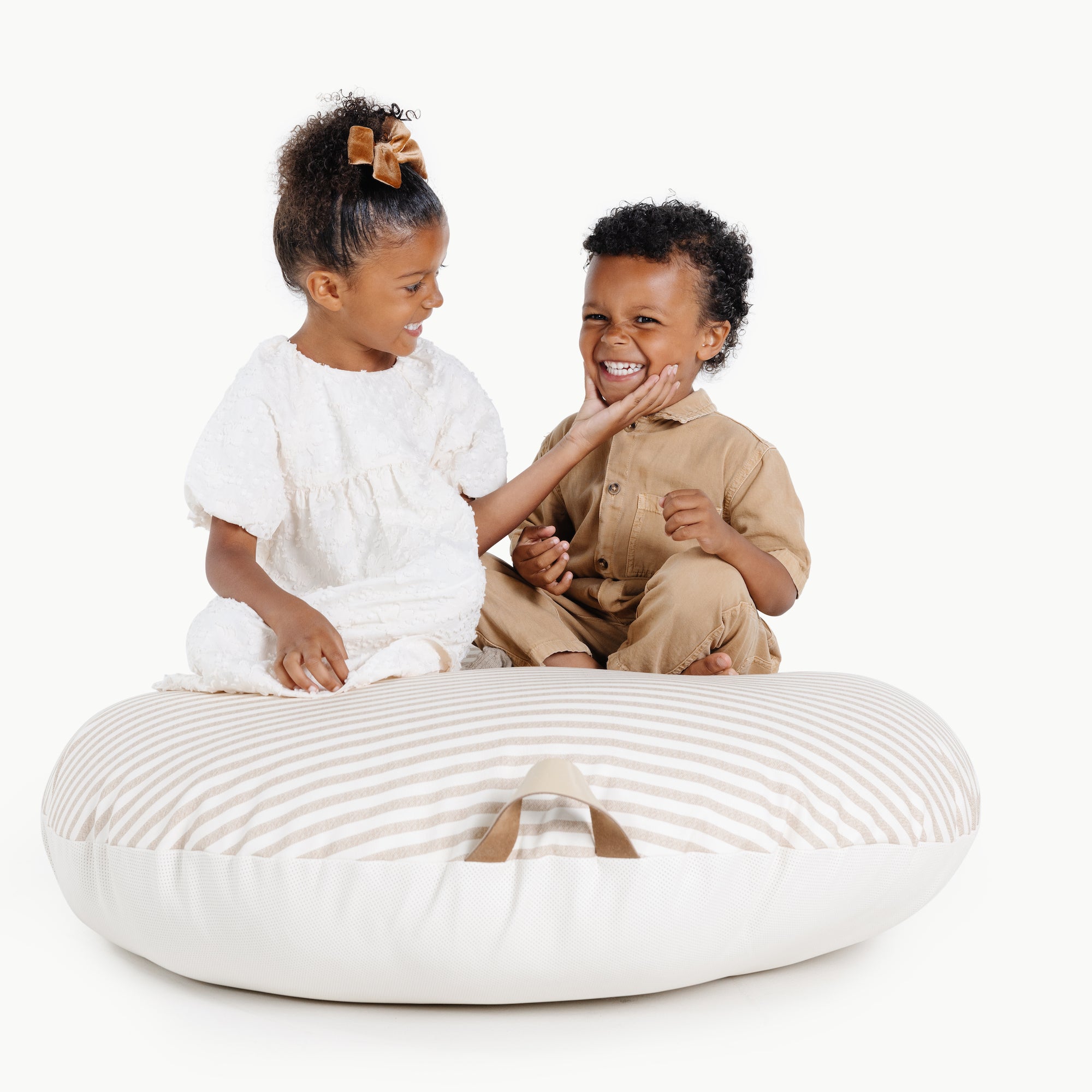 Cafe Stripe / Circle@Kids sitting on the Cafe Stripe Circle Floor Cushion