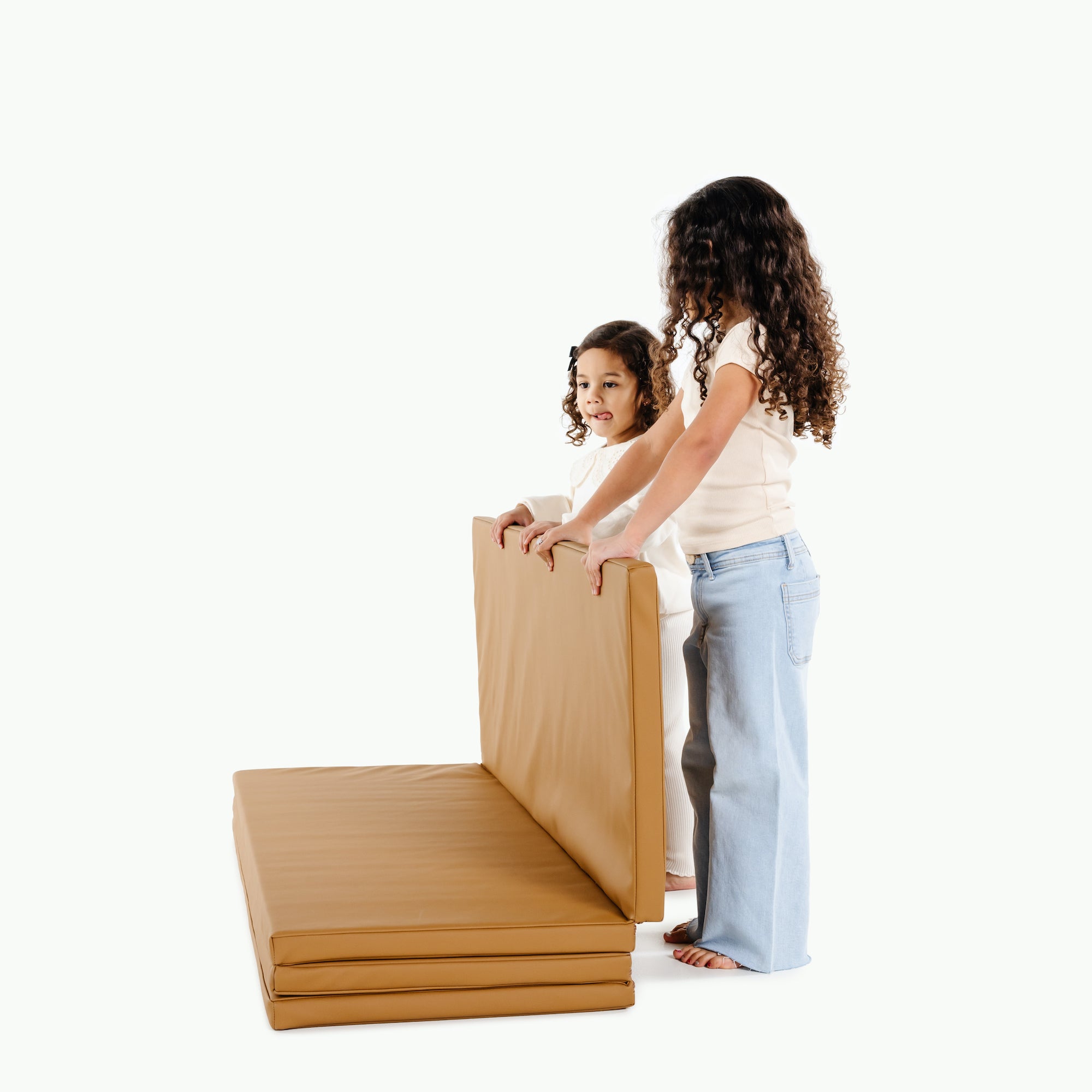 Camel@kids folding up the camel tumbling mat