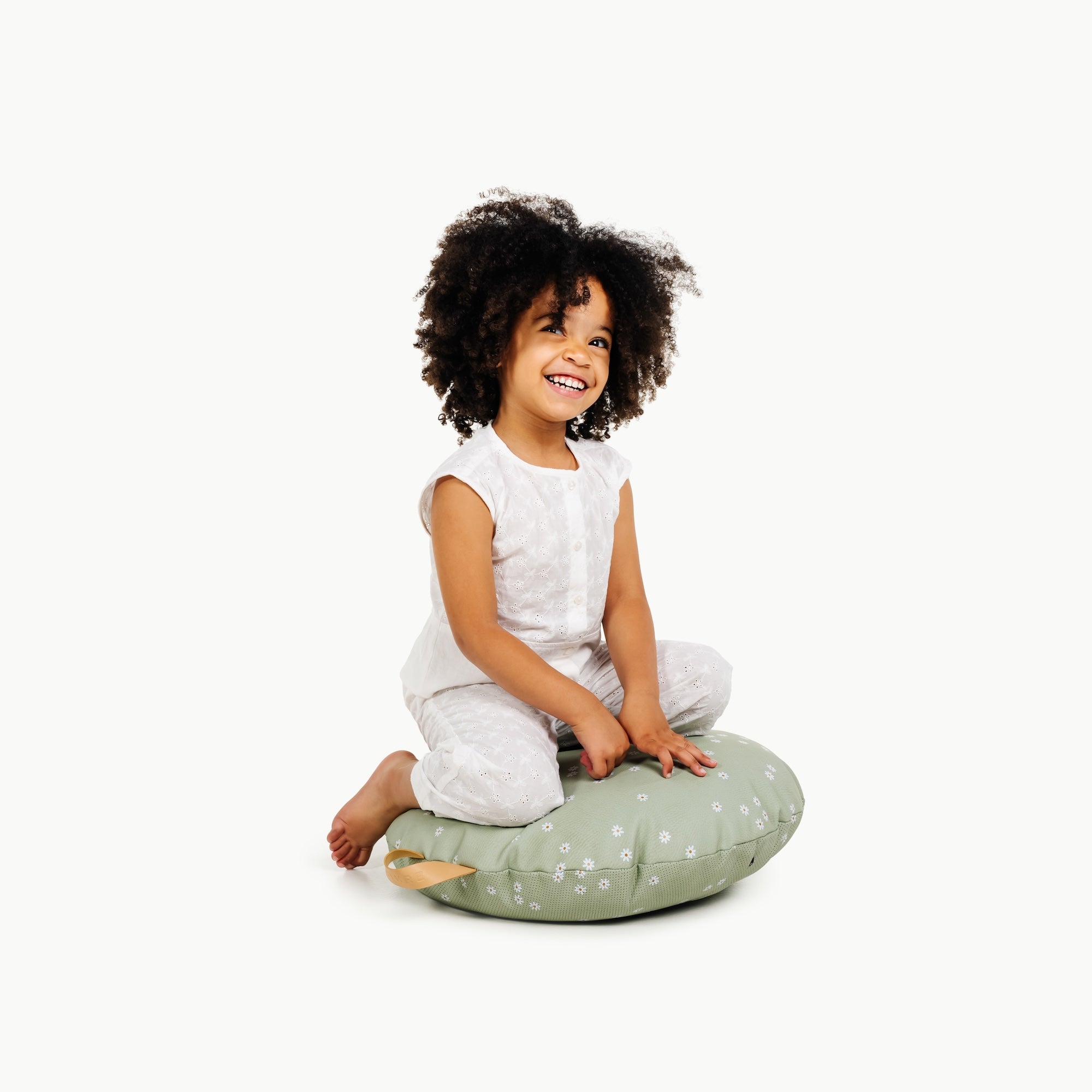 Flora (on sale) / Circle@little girl sitting on a mini cushion