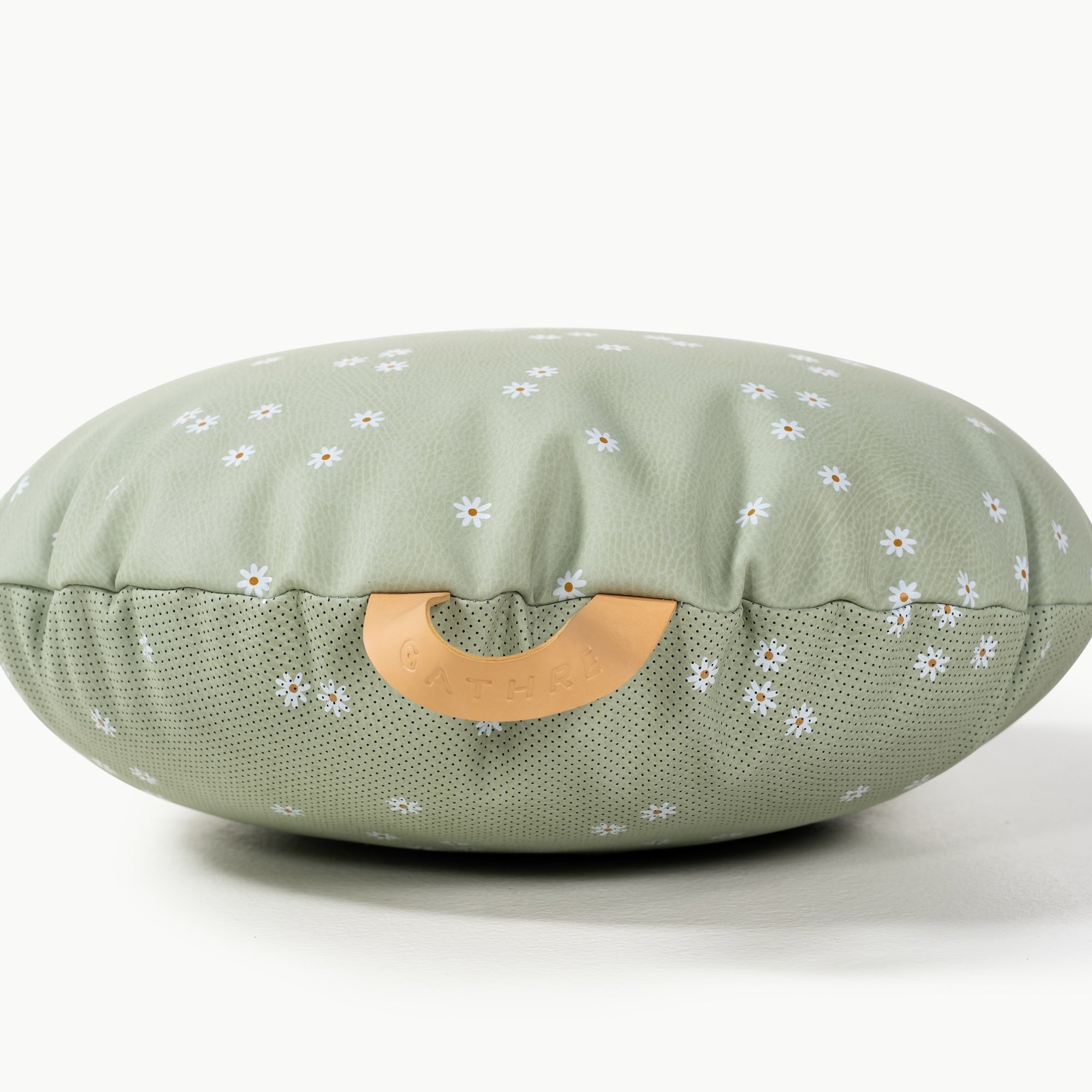 Flora (on sale) / Circle@handle detail on mini cushion