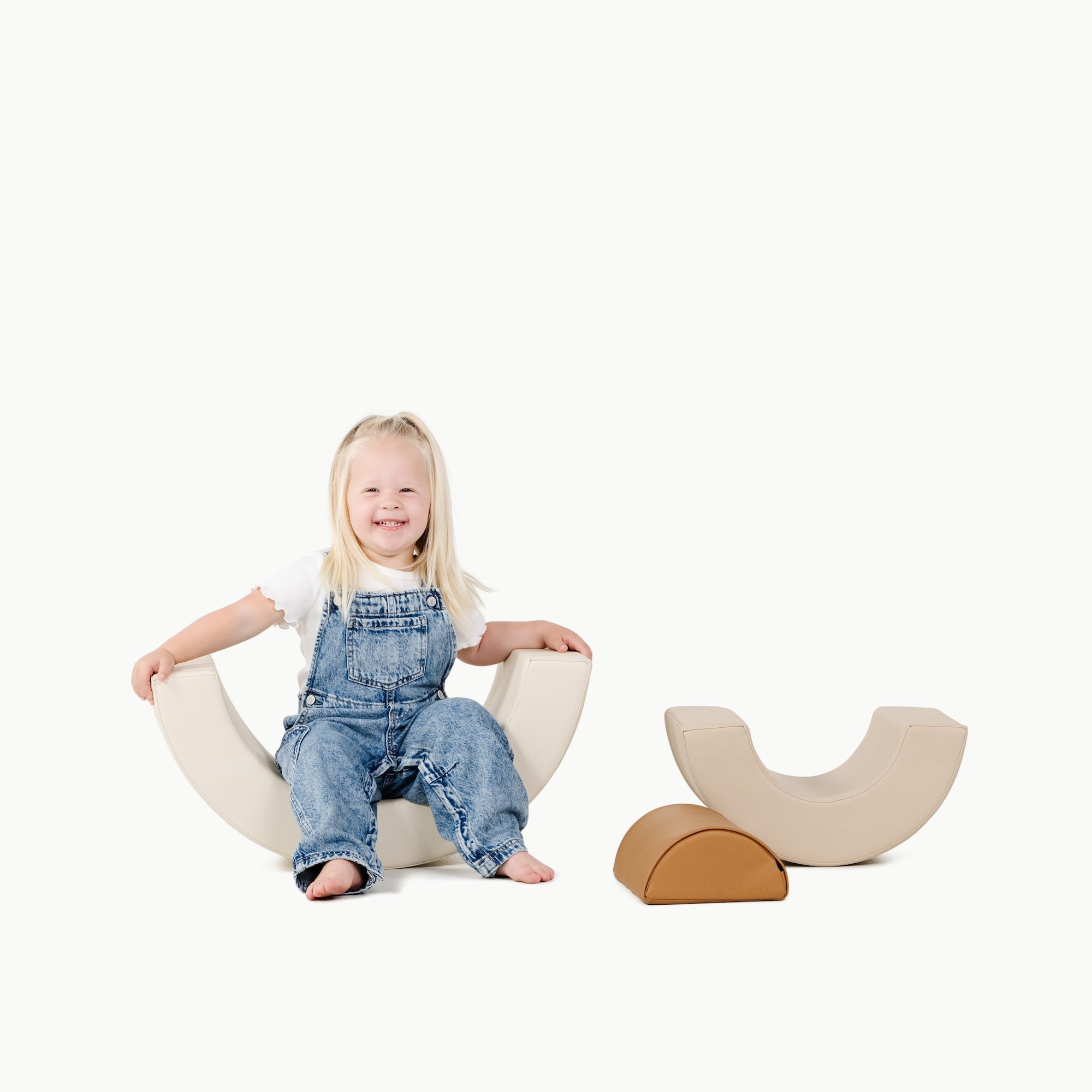 Ivory • Millet • Camel@kid playing on the mini arc playset