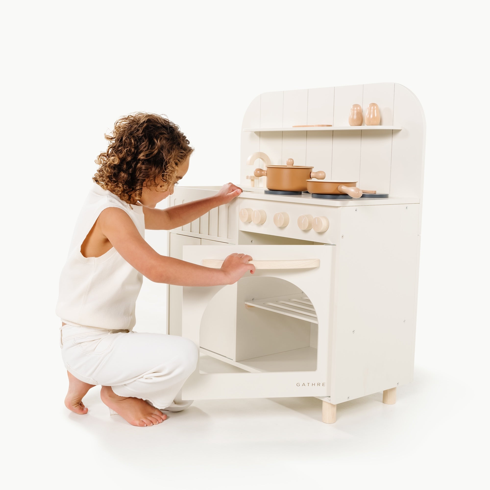 Camel@little girl playing with the play cooking set and play kitchen
