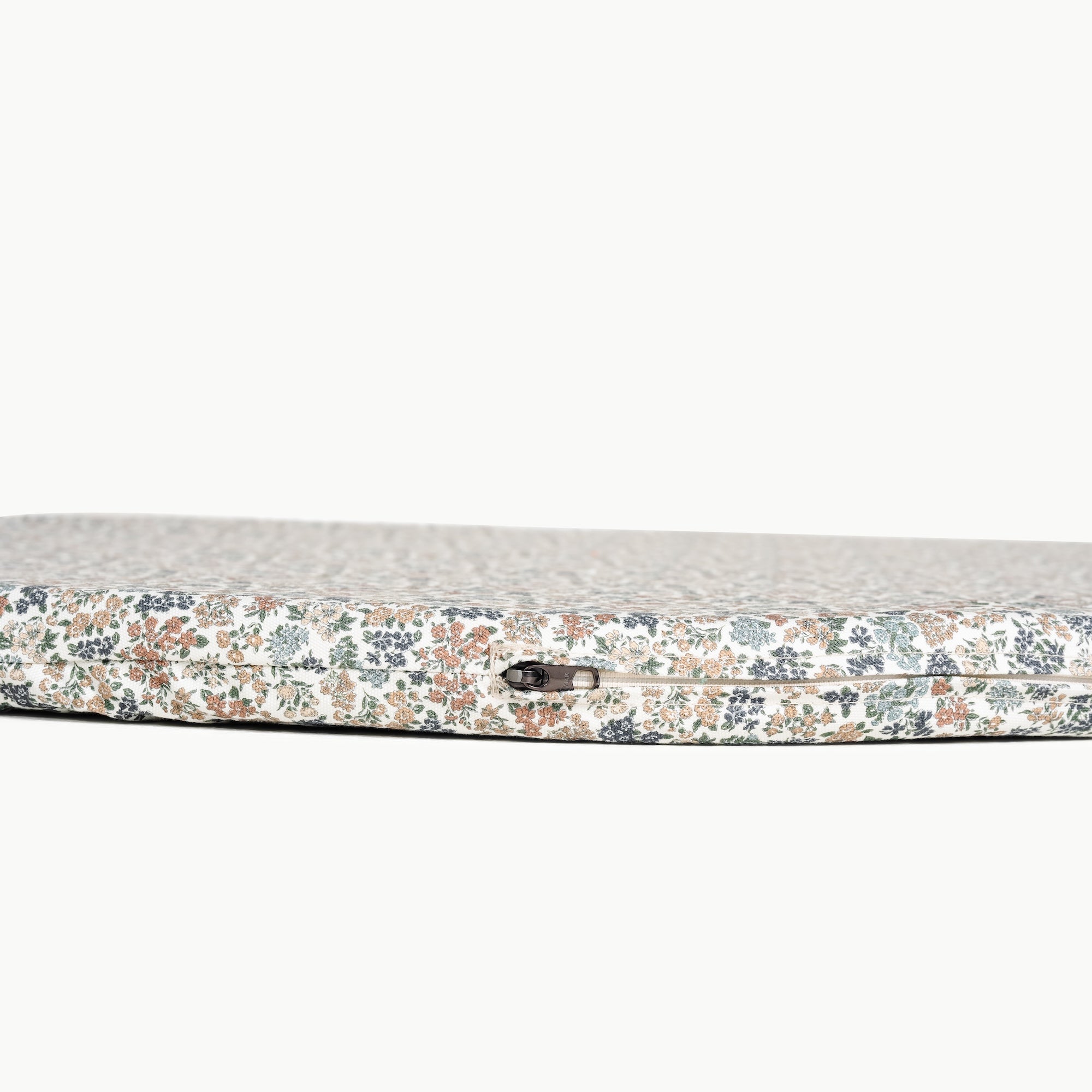Joanna Bloom (on sale) / Circle@padded mini zipper detail