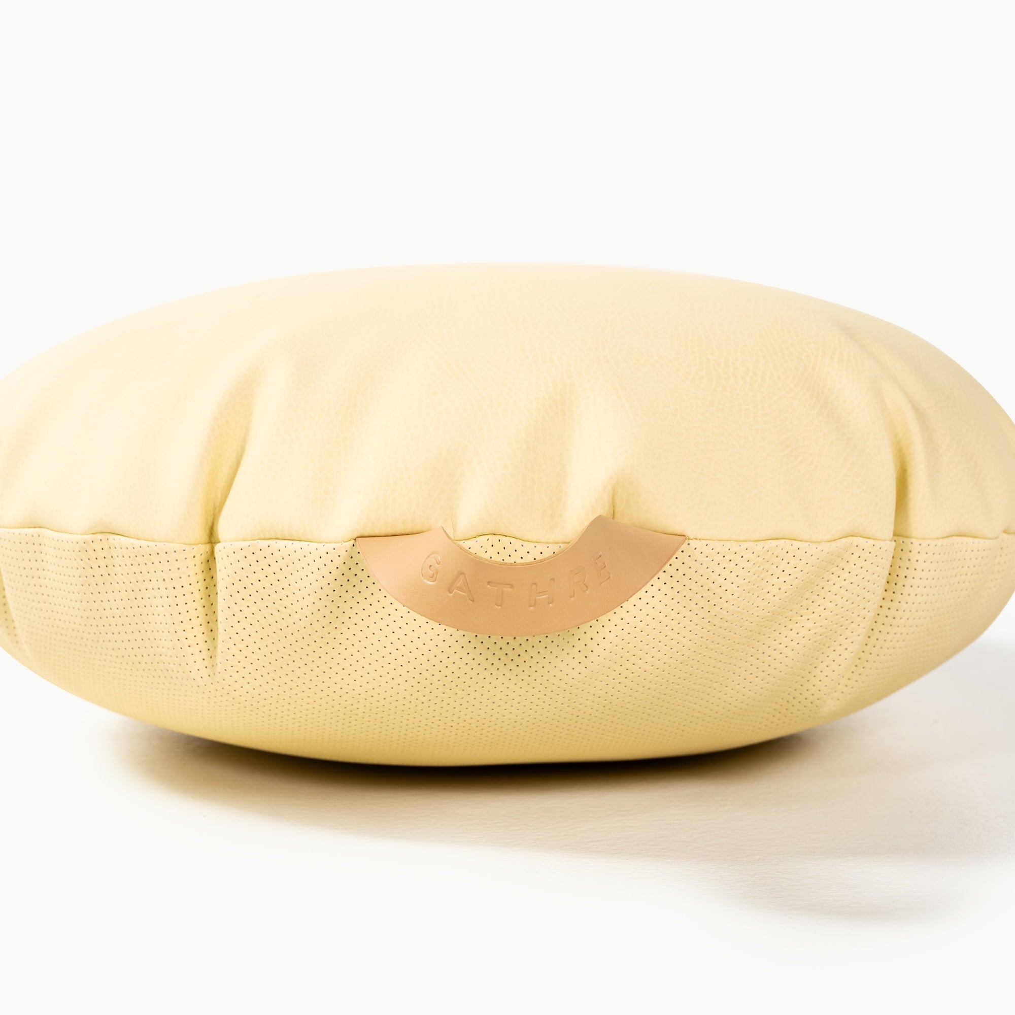 Mellow (on sale) / Circle@handle on a mini cushion