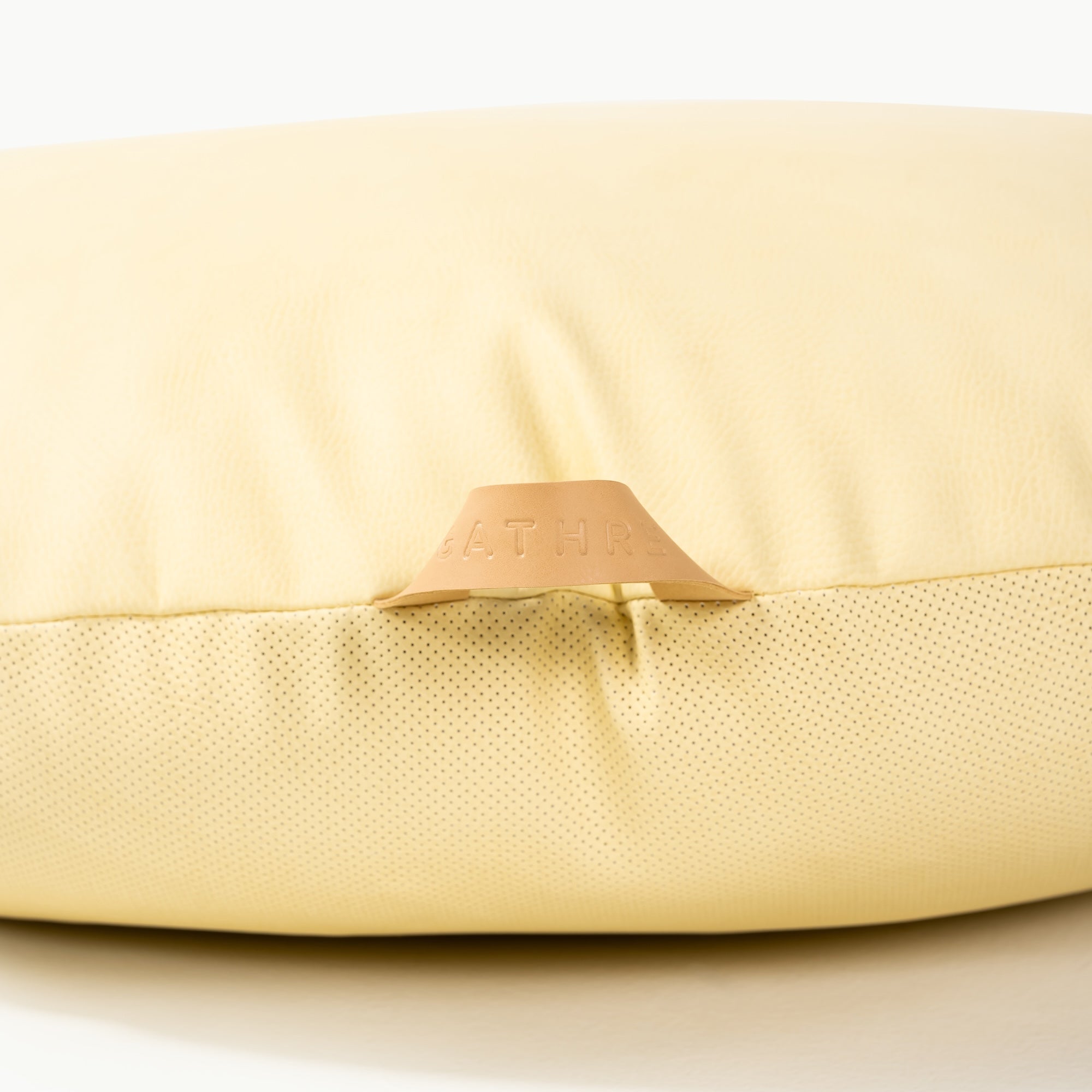 Mellow (on sale) / Circle@handle detail on cushion