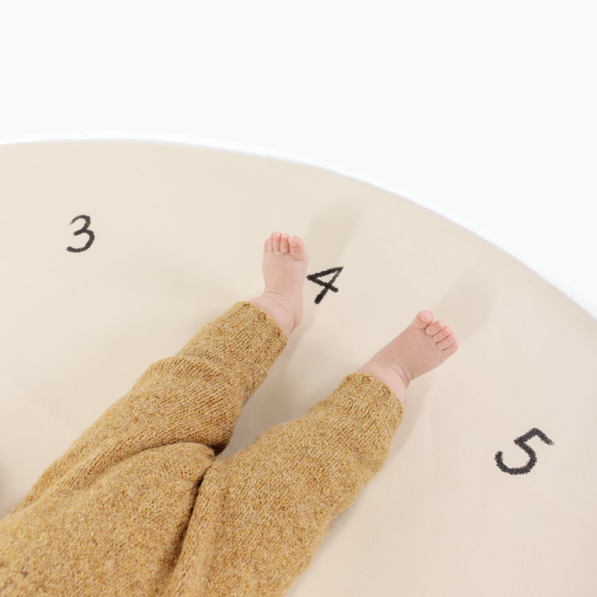 Milestones@baby on the milestone midi circle mat