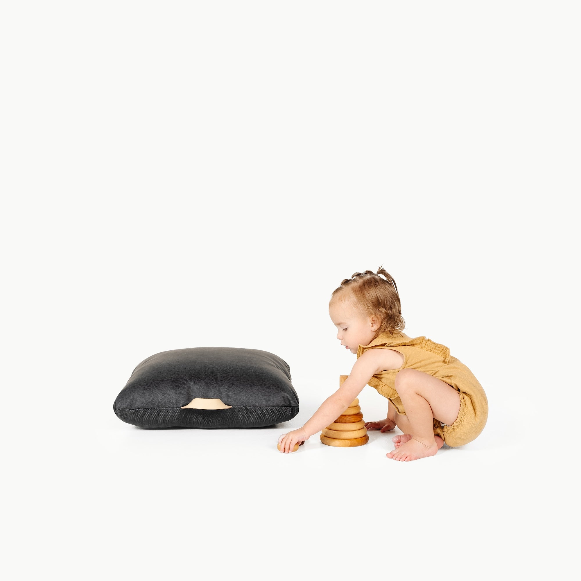 Raven (on sale) / Square@Little girl playing next to the Raven Mini Square Floor Cushion