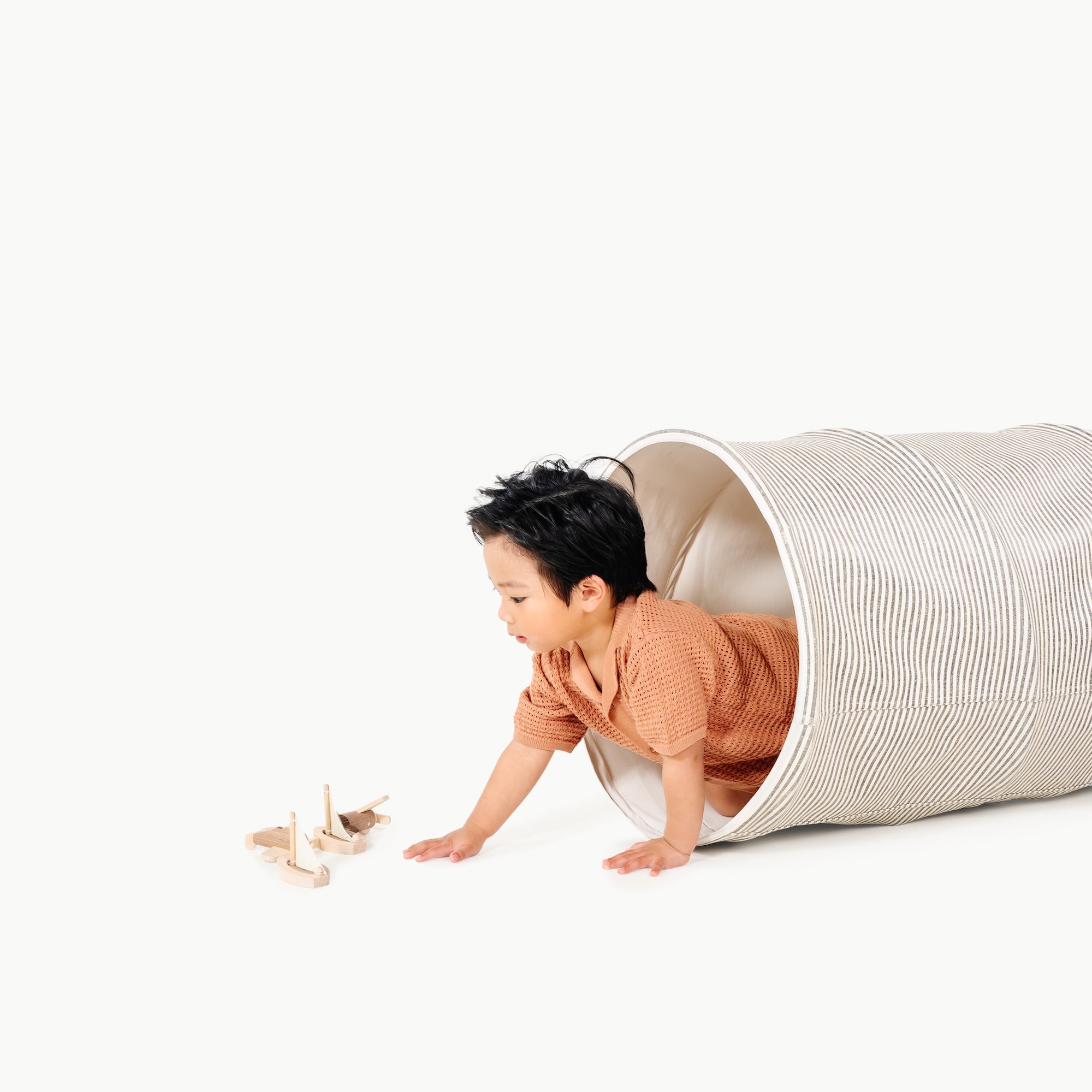 Stone Stripe@little boy playing in the tunnel