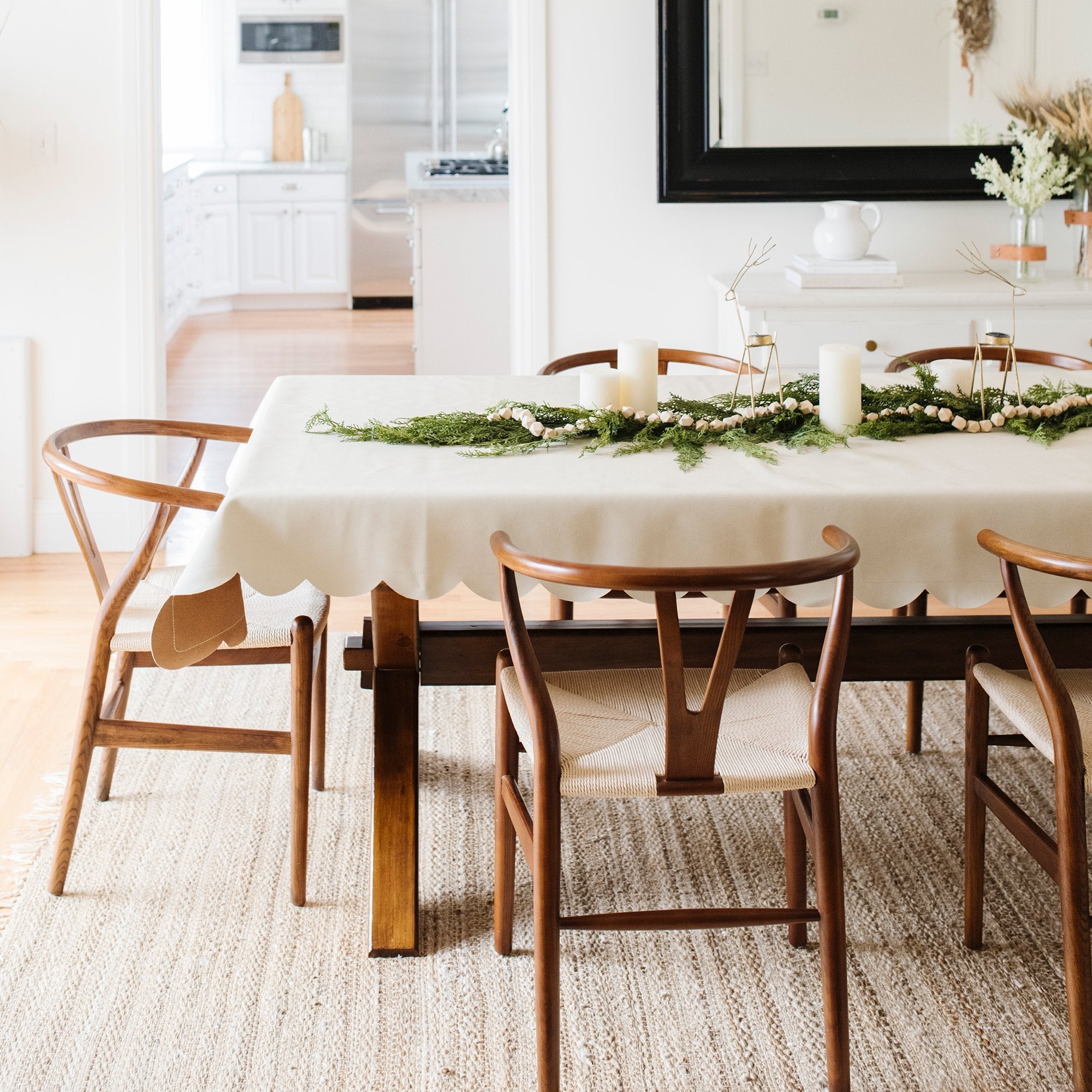 Blanc Scallop (on sale)@Blanc Scallop Tablecloth on table