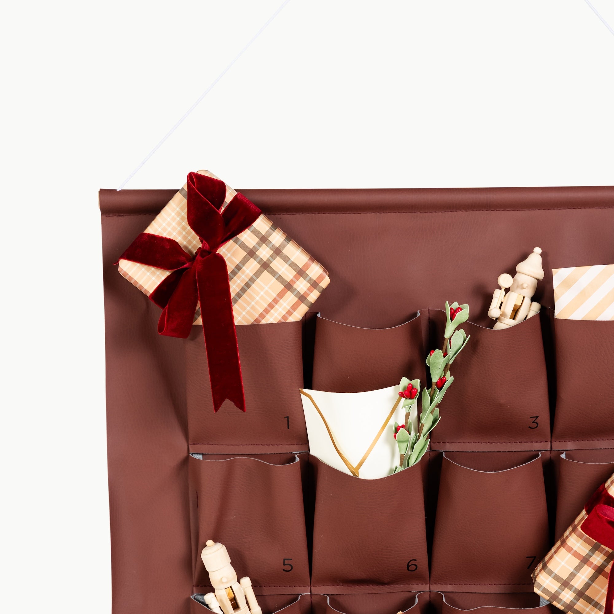 Bordeaux (on sale)@hanging dowel detail image