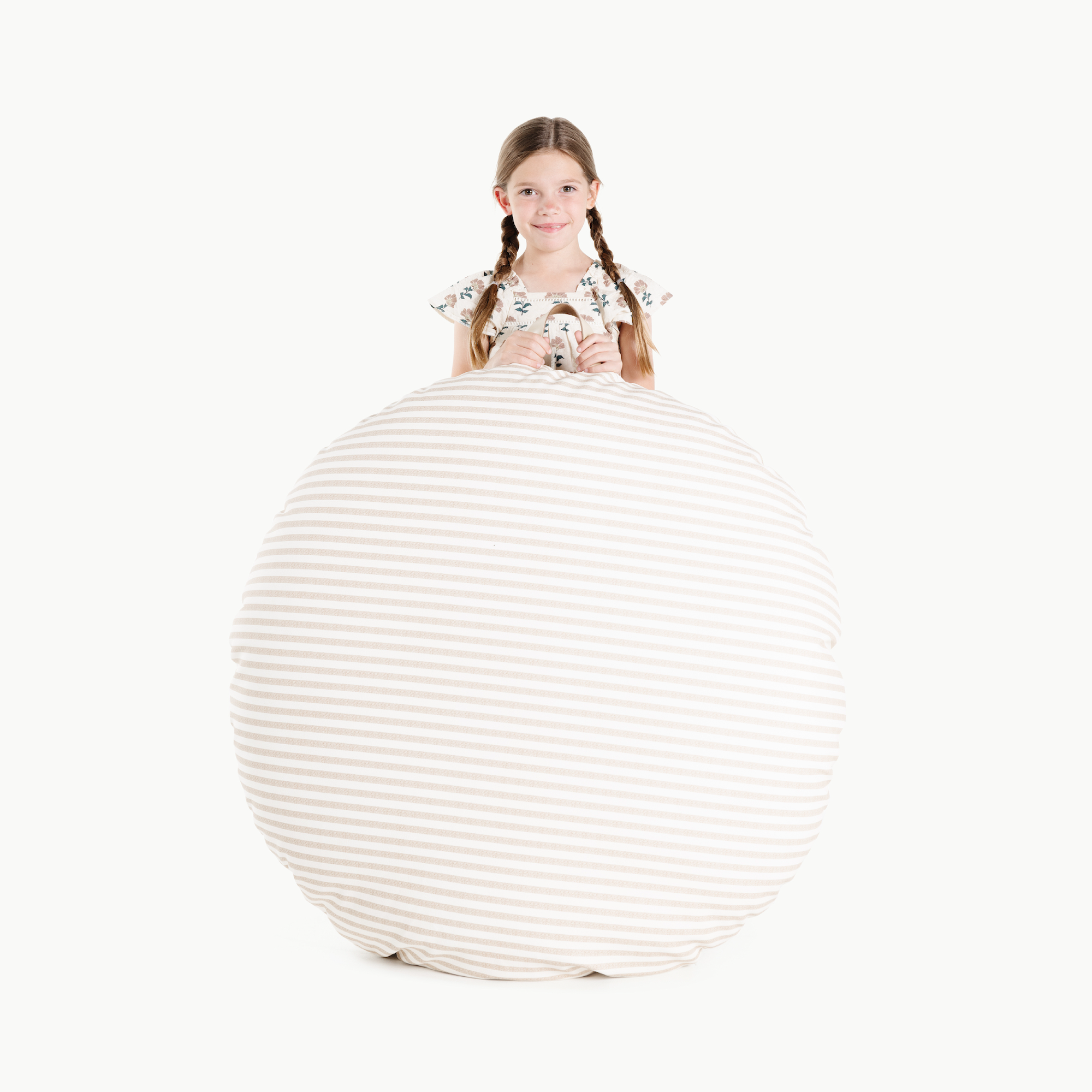 Cafe Stripe / Circle@Kid holding the Cafe Stripe Circle Floor Cushion