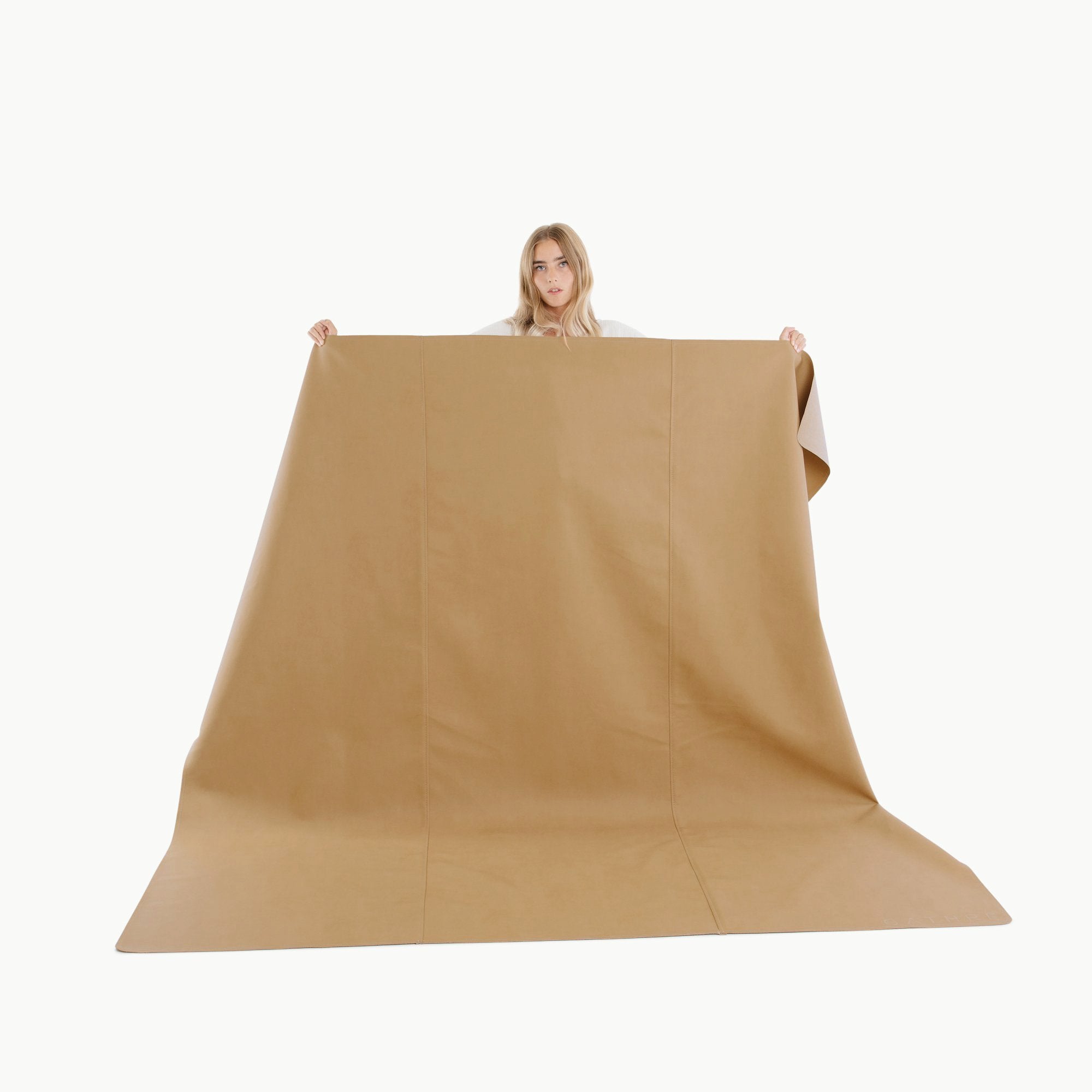 Camel / Square@Woman holding the Camel Maxi Square Mat