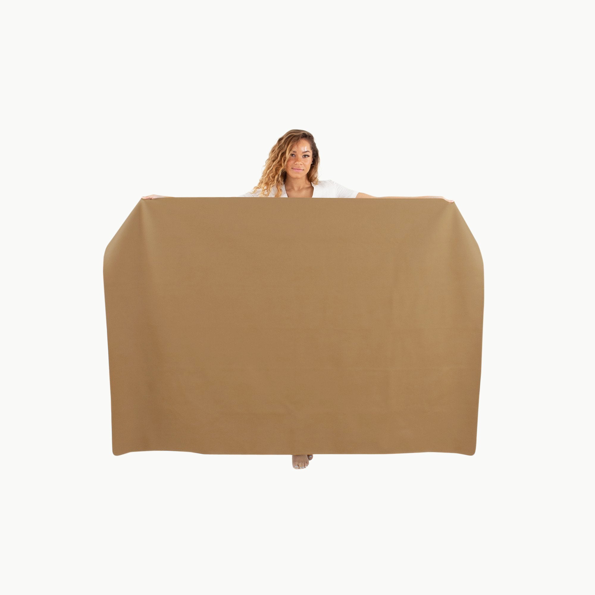 Camel@Woman holding the Camel Midi+ Mat