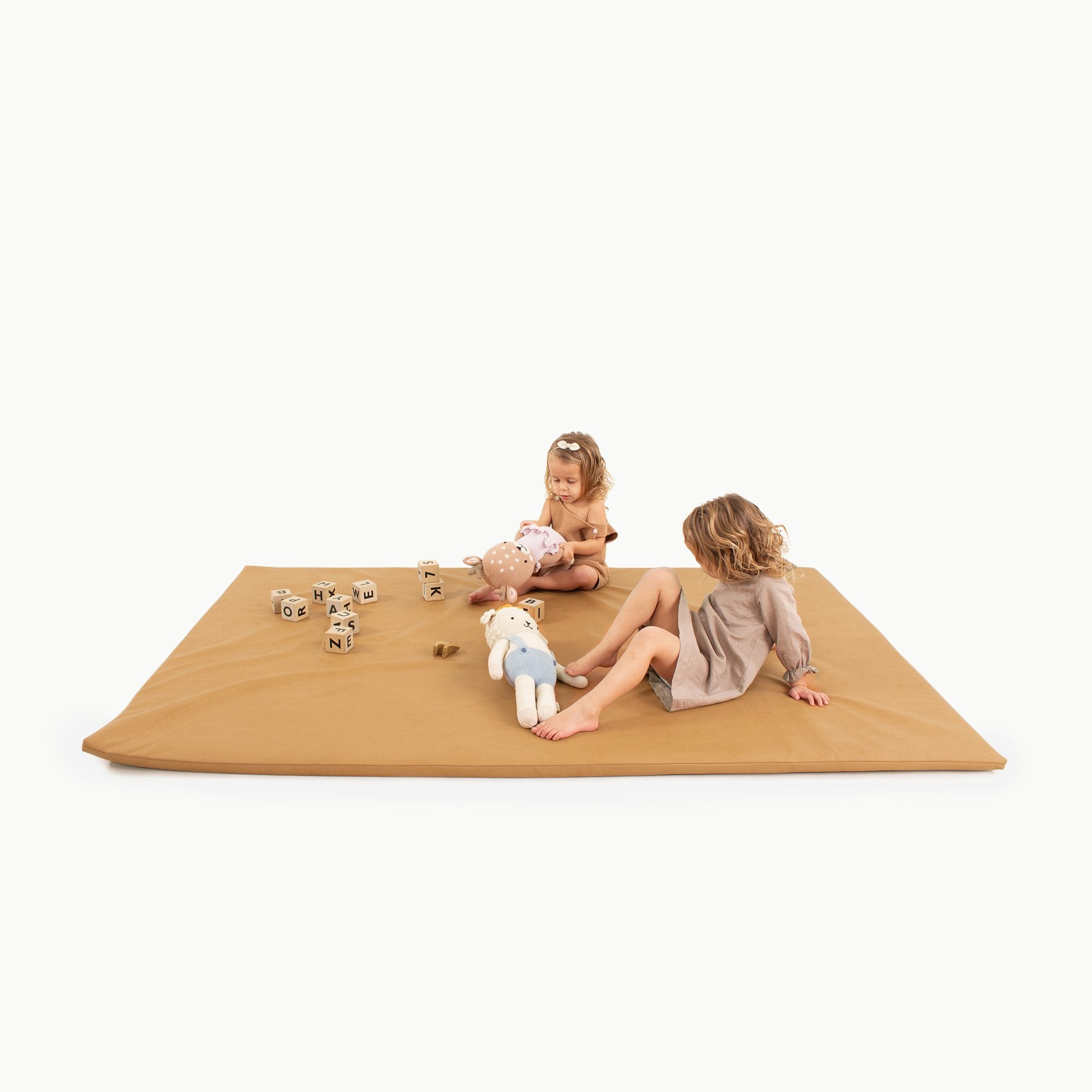 Camel@Kids playing with toys on Camel Midi+