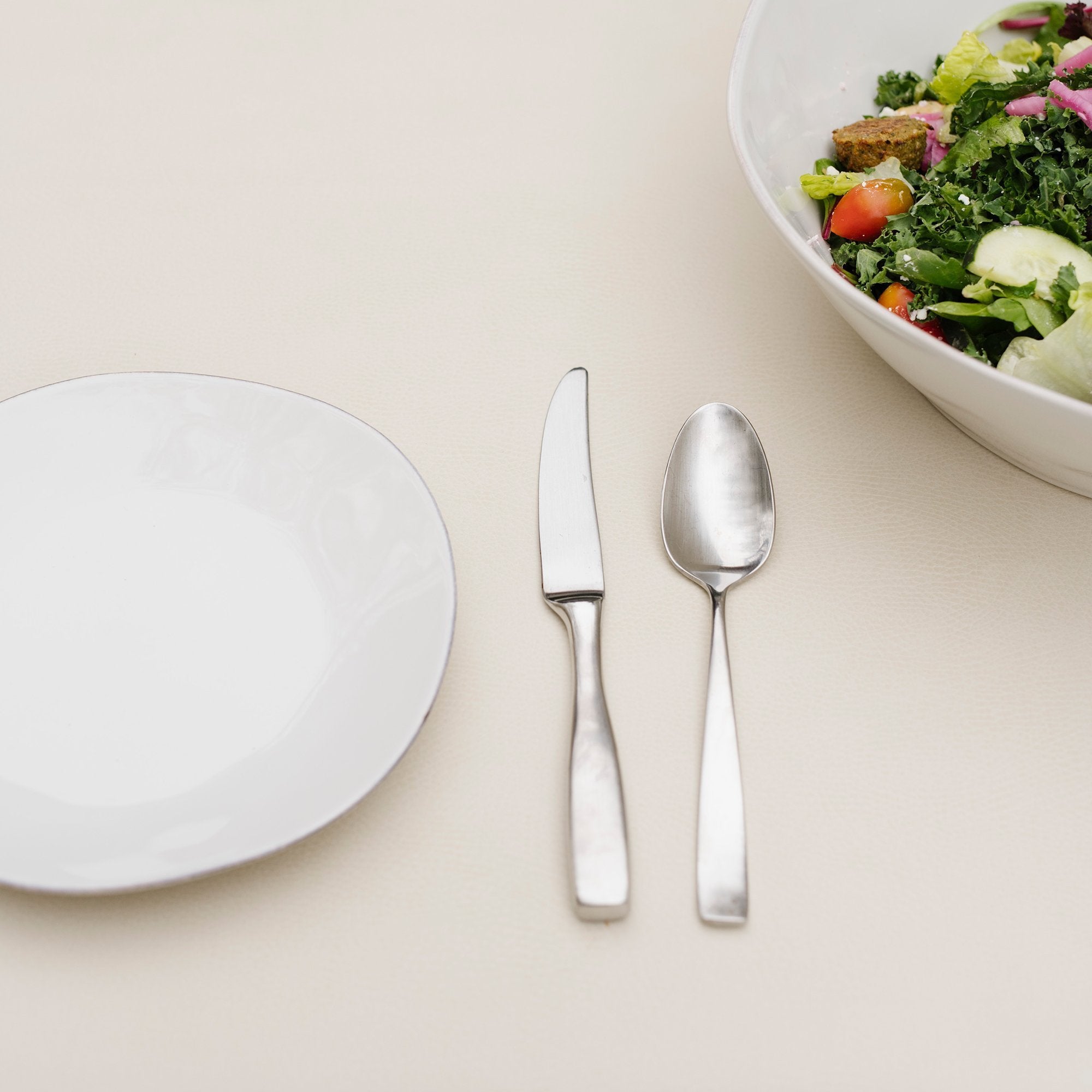 Ivory Scallop@Overhead Blanc Scallop Tablecloth on table