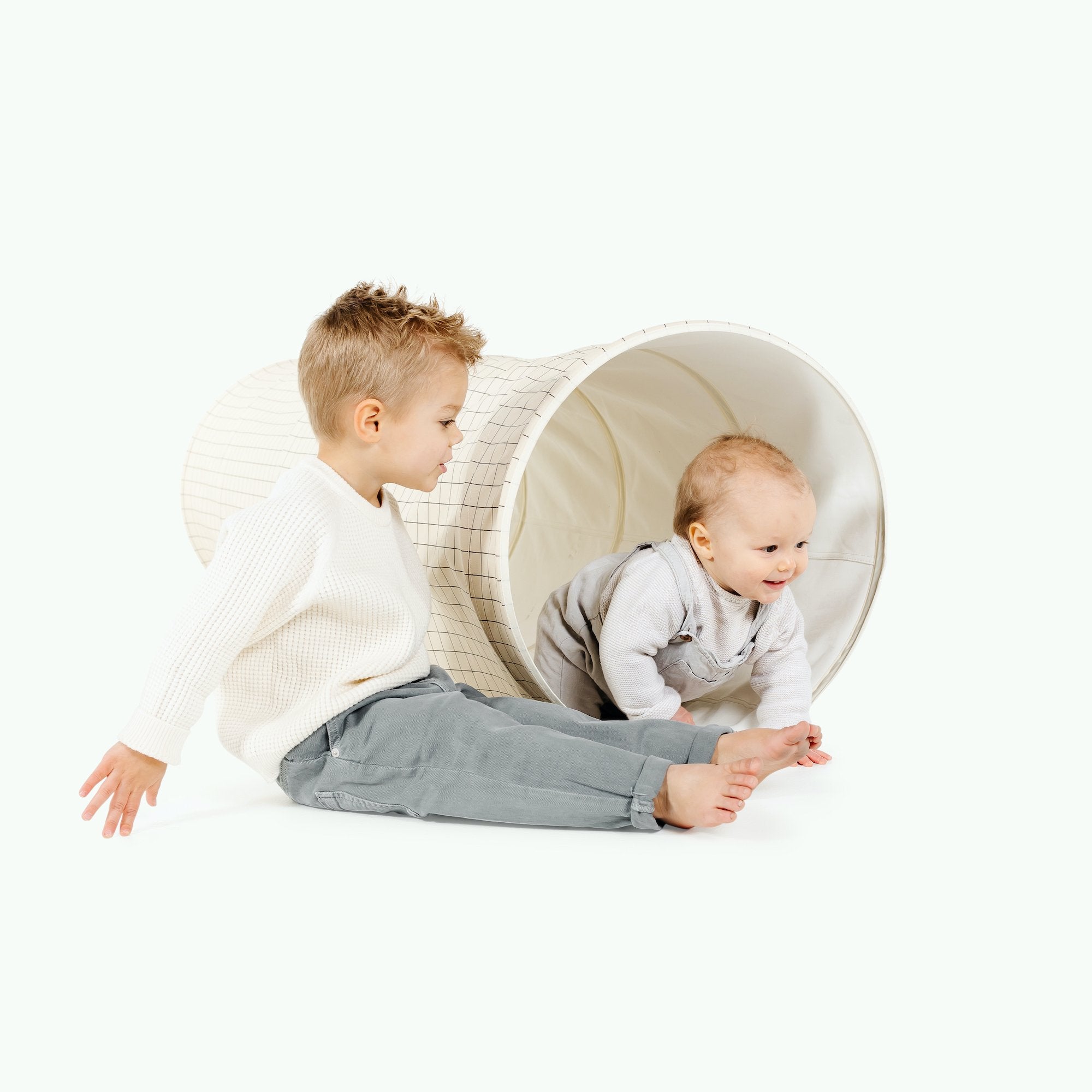 Graph (on sale)@Kids playing with the Graph Tunnel