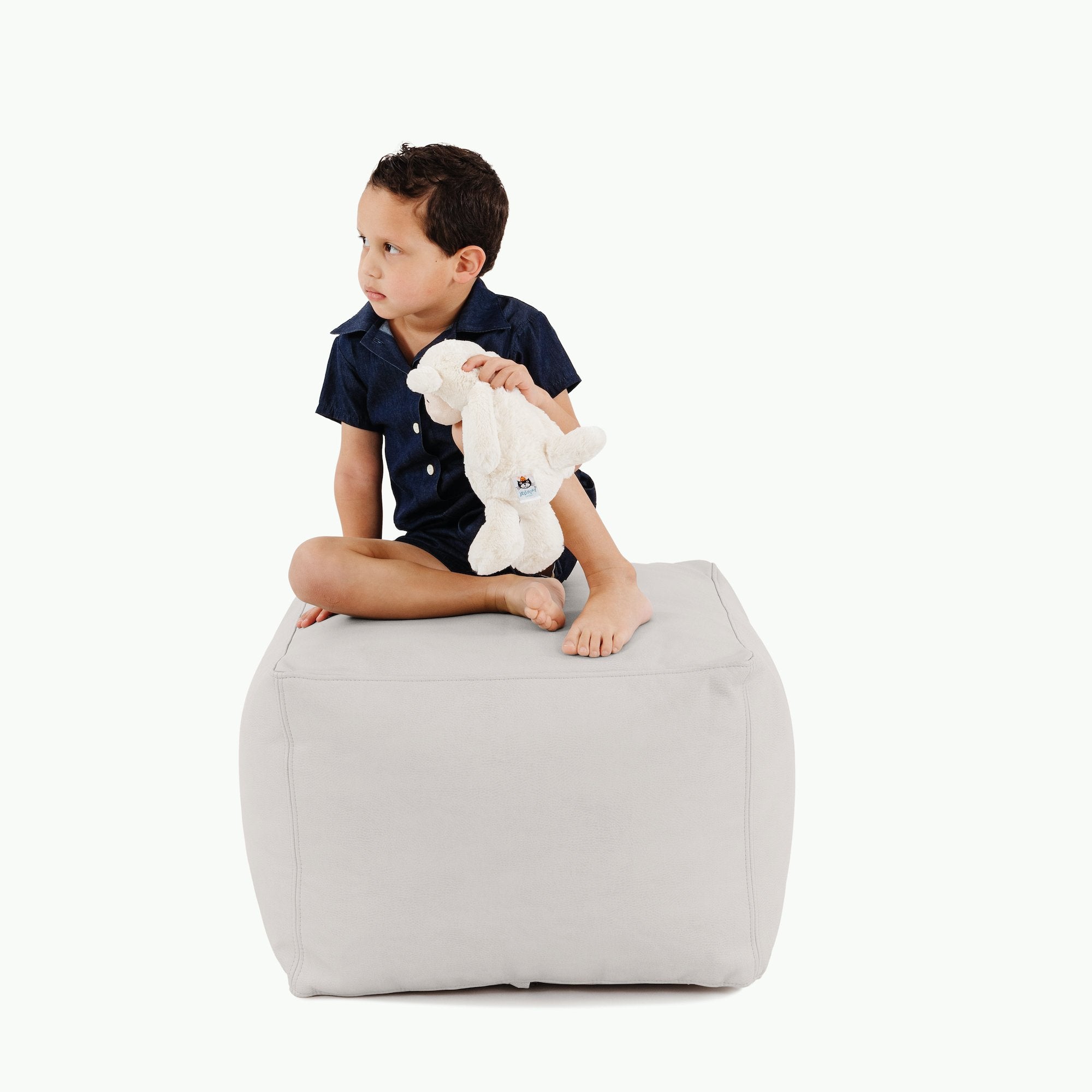 Gull (on sale)@Kid sitting on the Gull Square Pouf