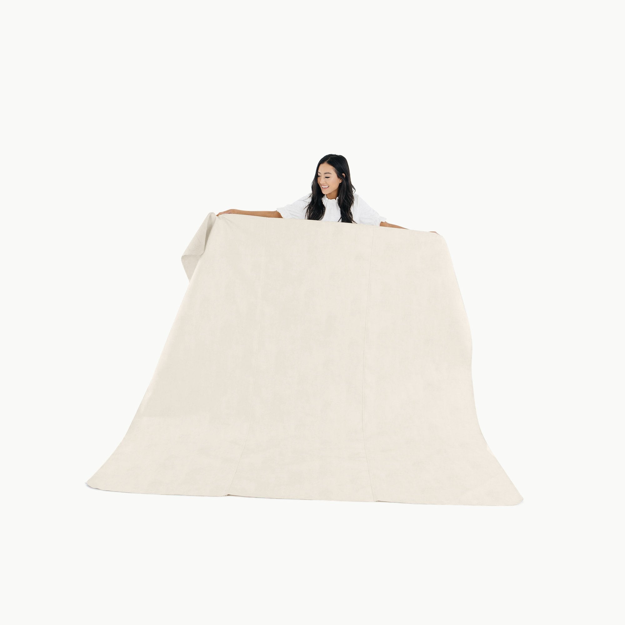 Ivory / Square@Woman holding the Ivory Maxi Square Mat