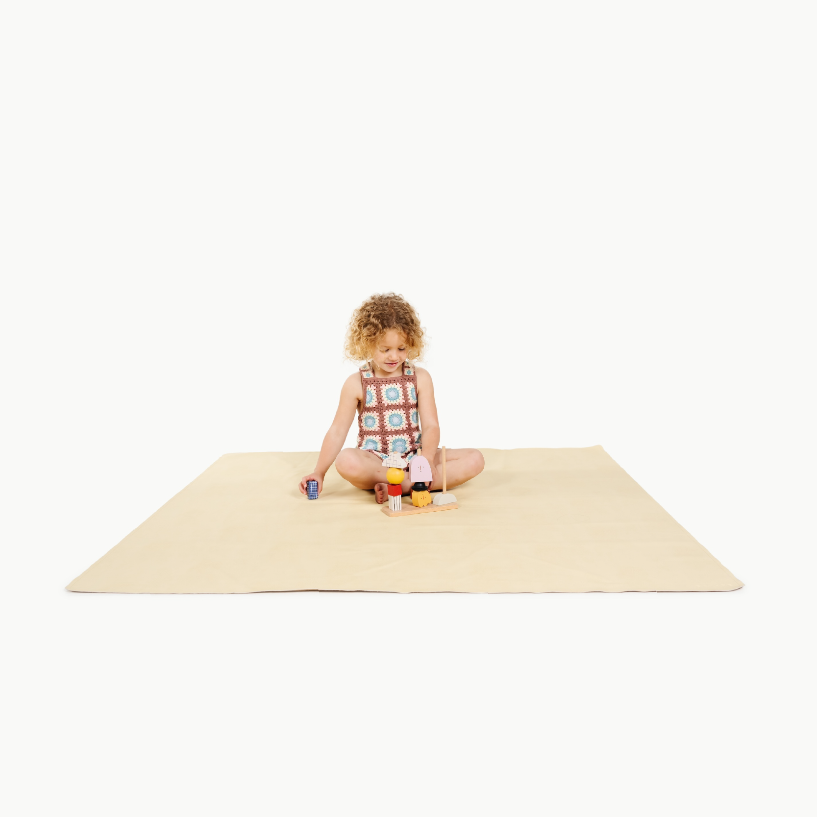 Mellow (on sale) / Square@little girl playing
