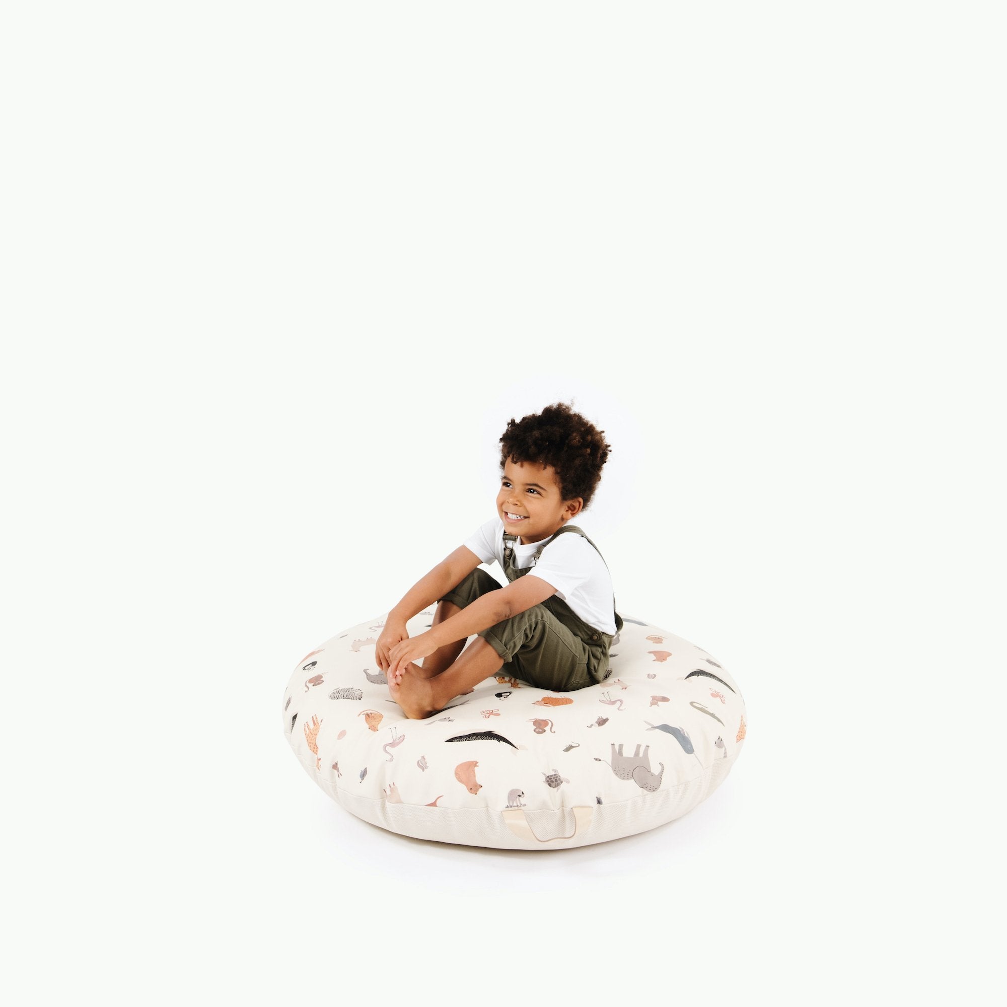 Menagerie (on sale) / Circle@Kid sitting on the Menagerie Circle Floor Cushion