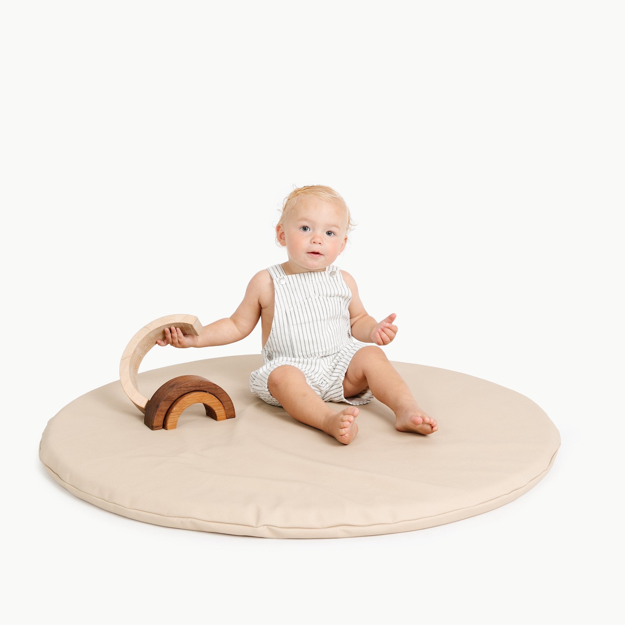 Millet / Circle@Kid sitting on the Millet Padded Mini Circle