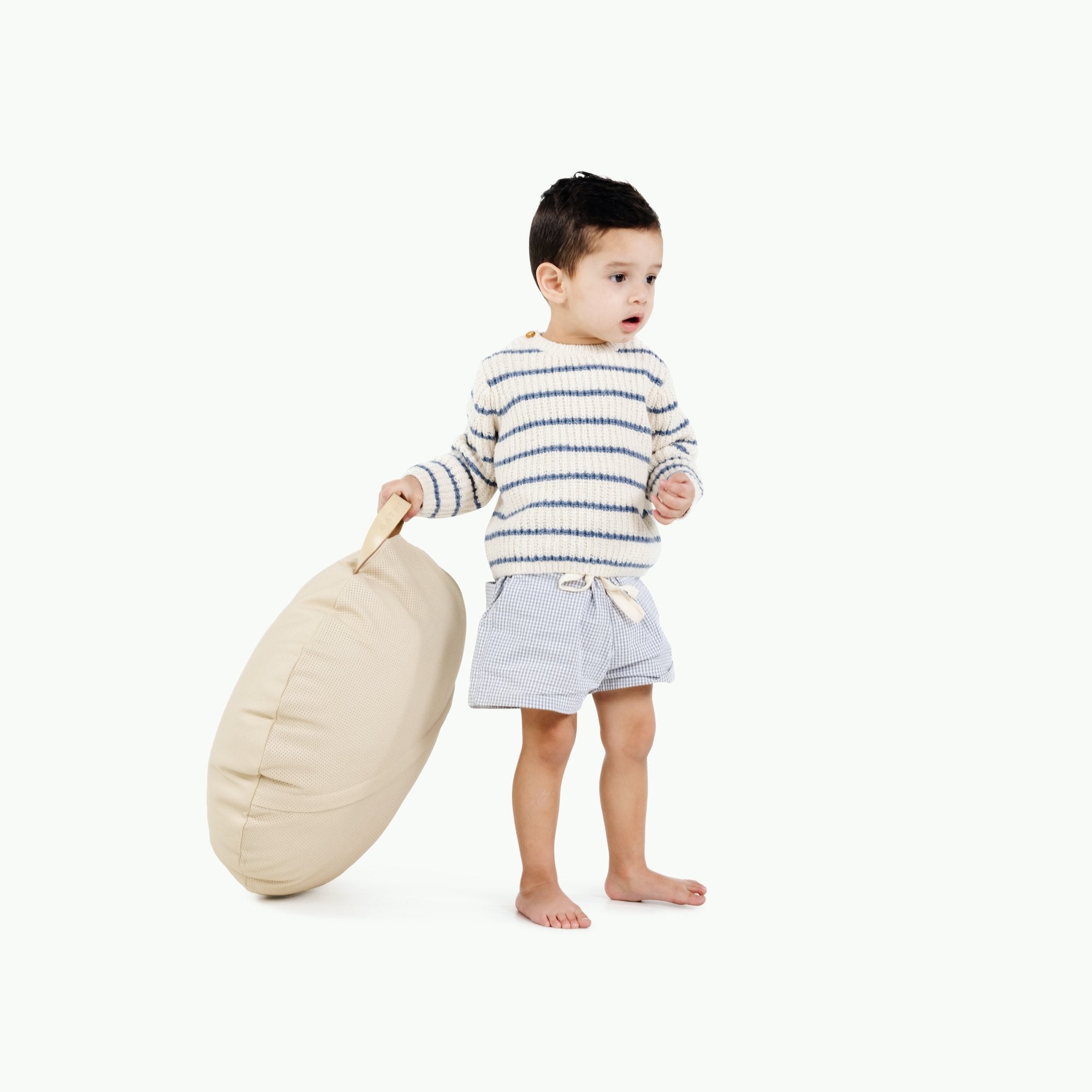 Wool (on sale) / Circle@kid holding
the wool circle mini floor cushion