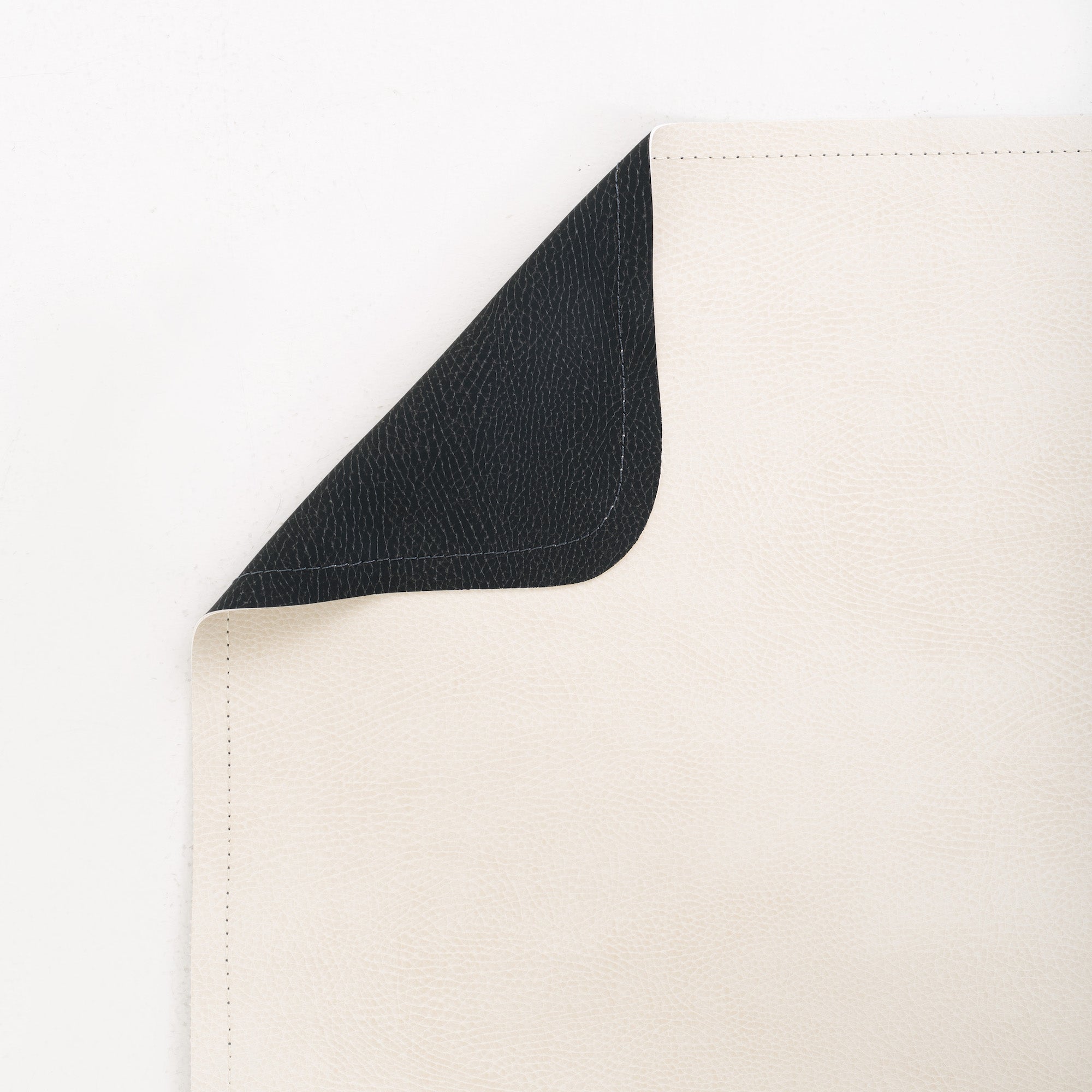 Ivory • Raven (on sale)@Hanging tab of the ivory/raven midi mat
