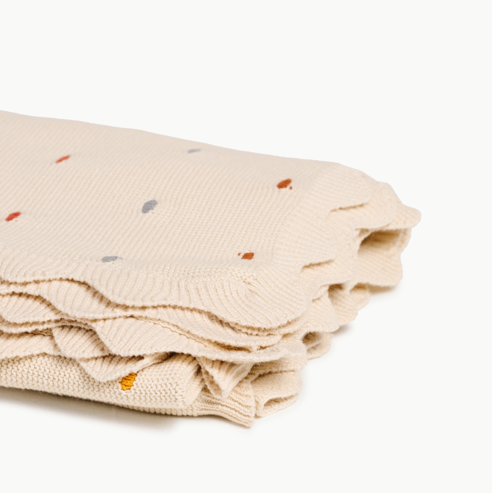 Ivory@Cotton knit throw blanket with dotted texture and scalloped edge