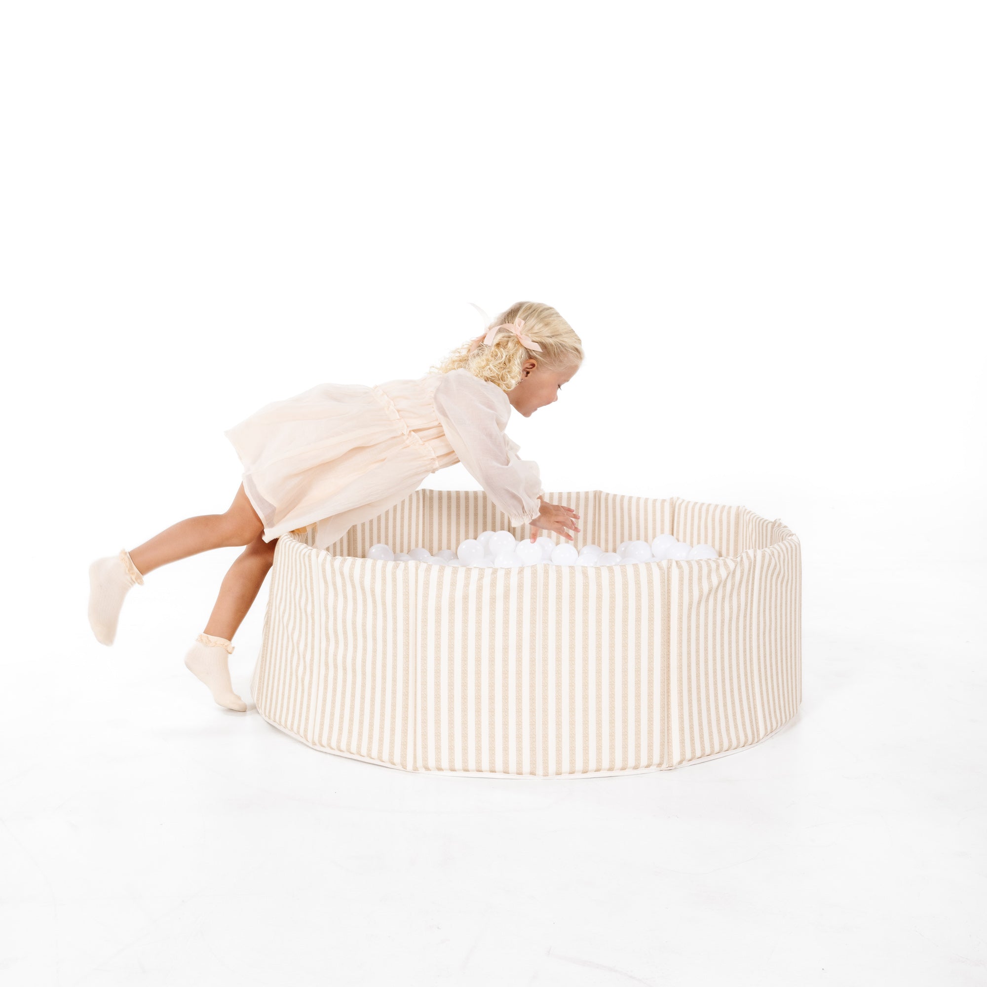 Cafe Stripe@Stylish indoor ball pit for babies, toddlers, and young kids