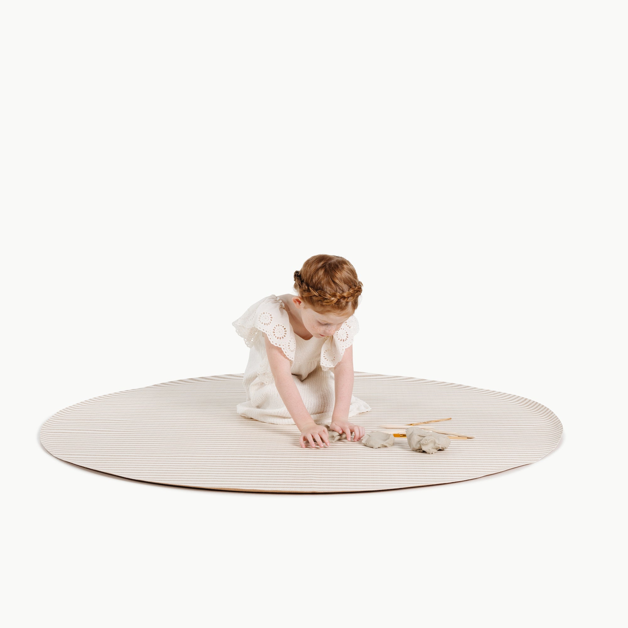 Cafe Stripe / Circle@little kid playing on the cafe stripe midi circle mat