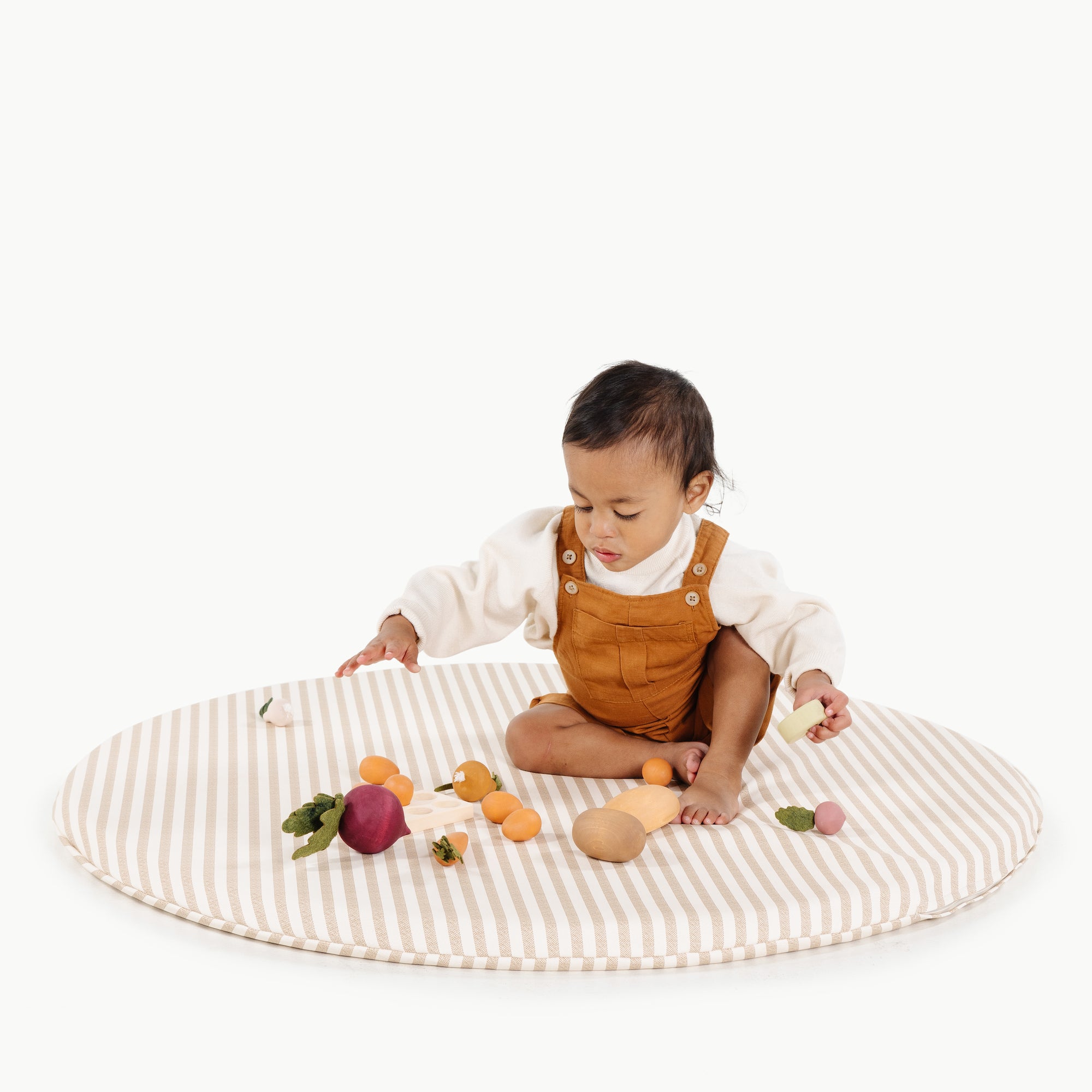 Cafe Stripe / Circle@kid playing on the cafe stripe padded mini circle