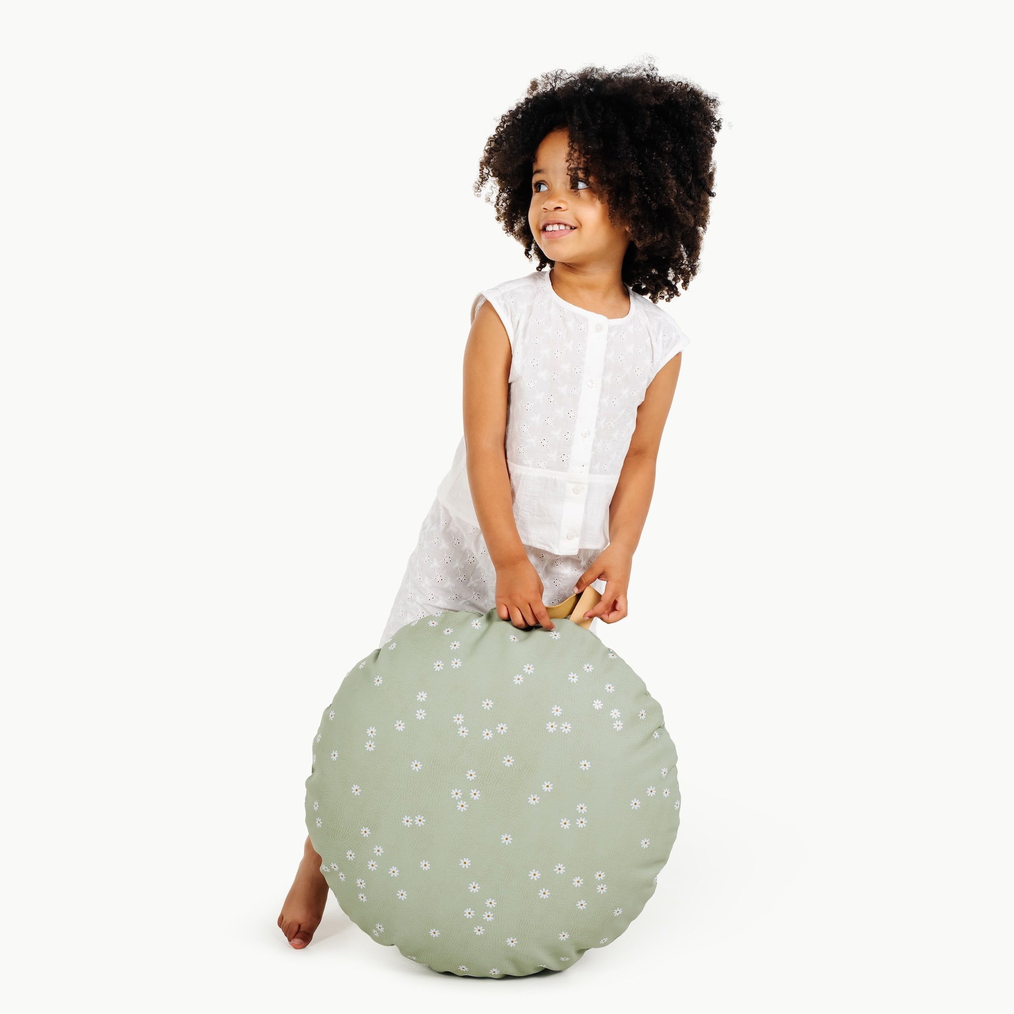 Flora (on sale) / Circle@little girl holding a mini cushion