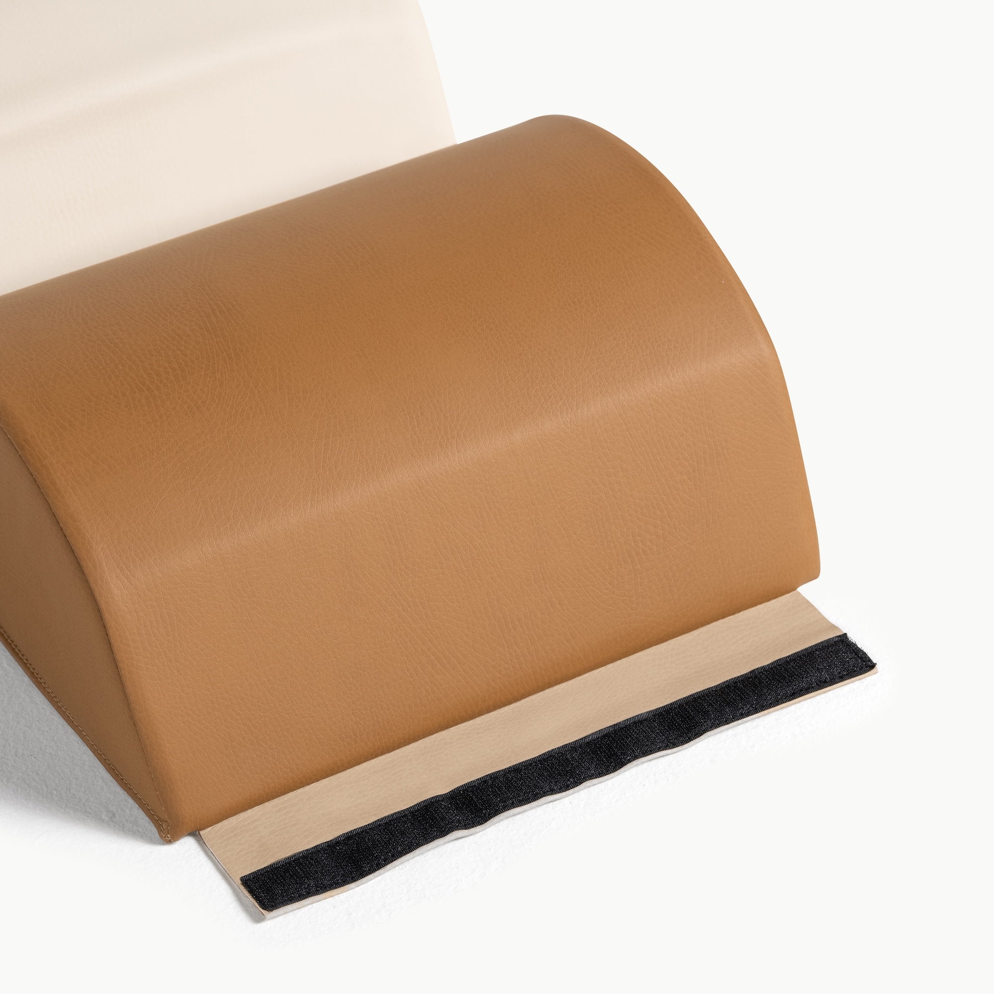 Ivory • Millet • Camel@detail of the velcro on the hex hopper