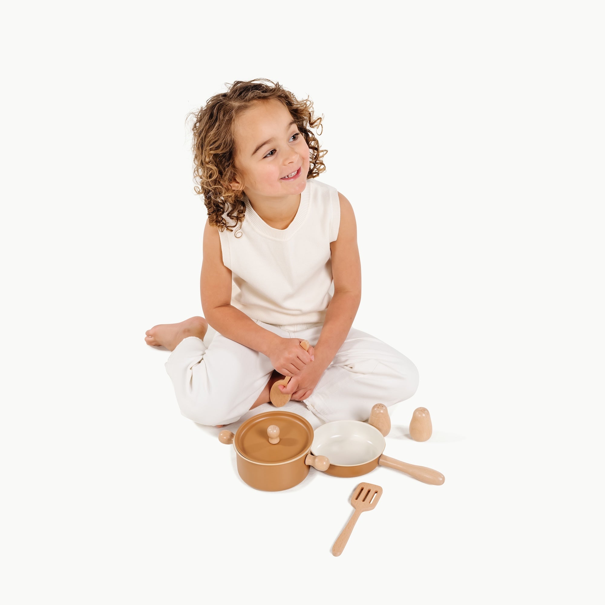 Camel@little girl with the play cooking set 