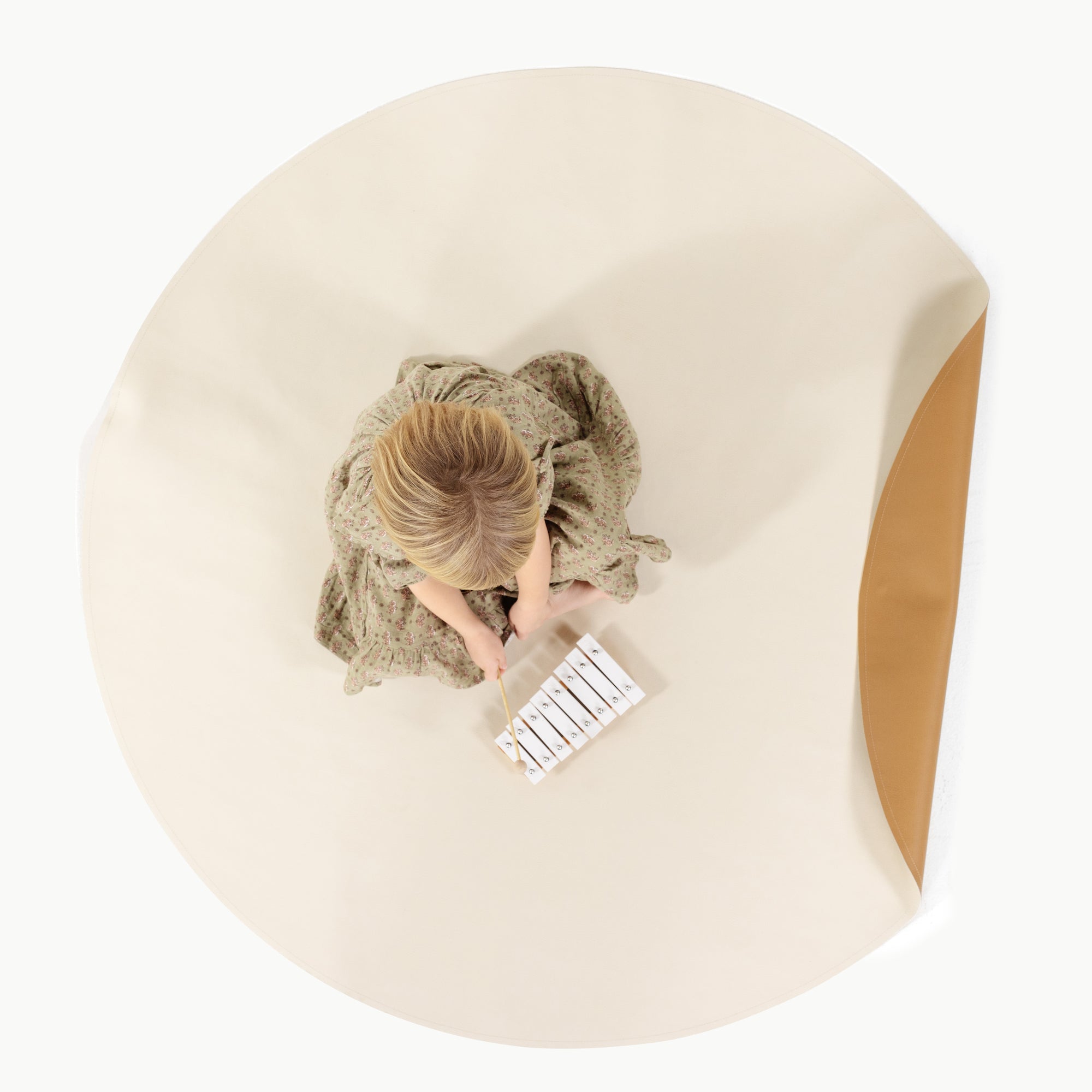 Camel • Ivory / Circle@overhead of little girl playing on mat