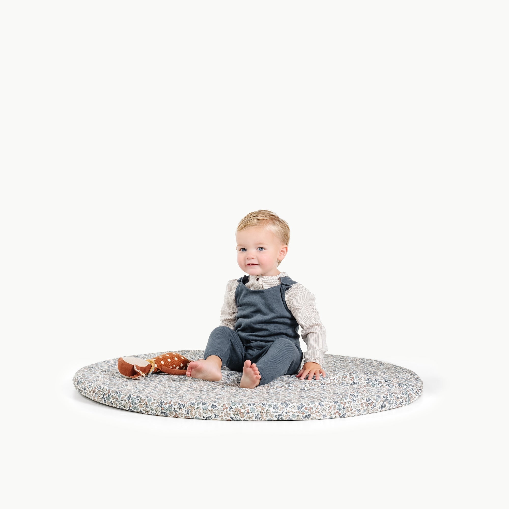 Joanna Bloom (on sale) / Circle@little boy sitting on padded mini