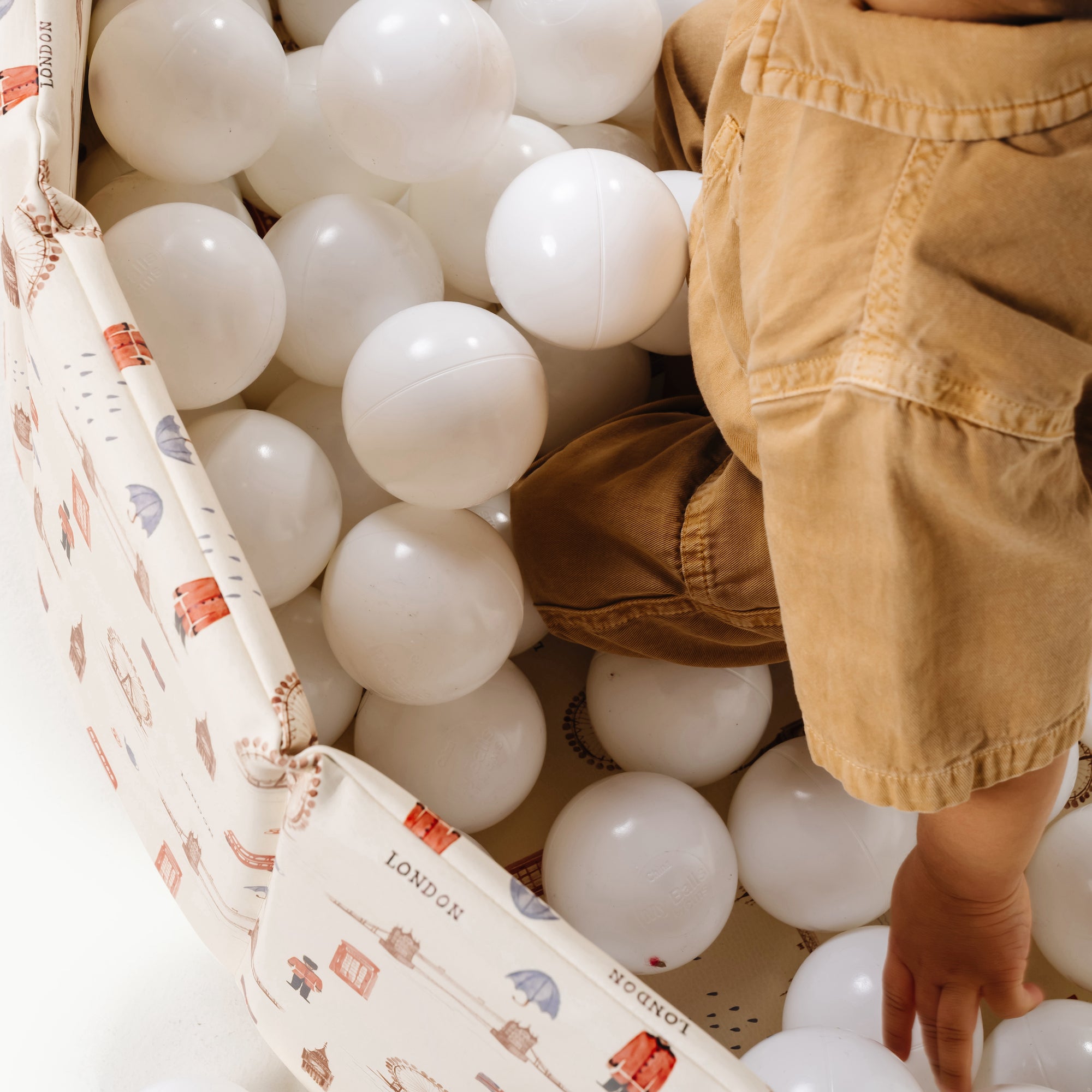 London (on sale)@kid playing in the london ball pit