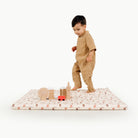 London (on sale) / Square@kid playing on the london padded circle square mat