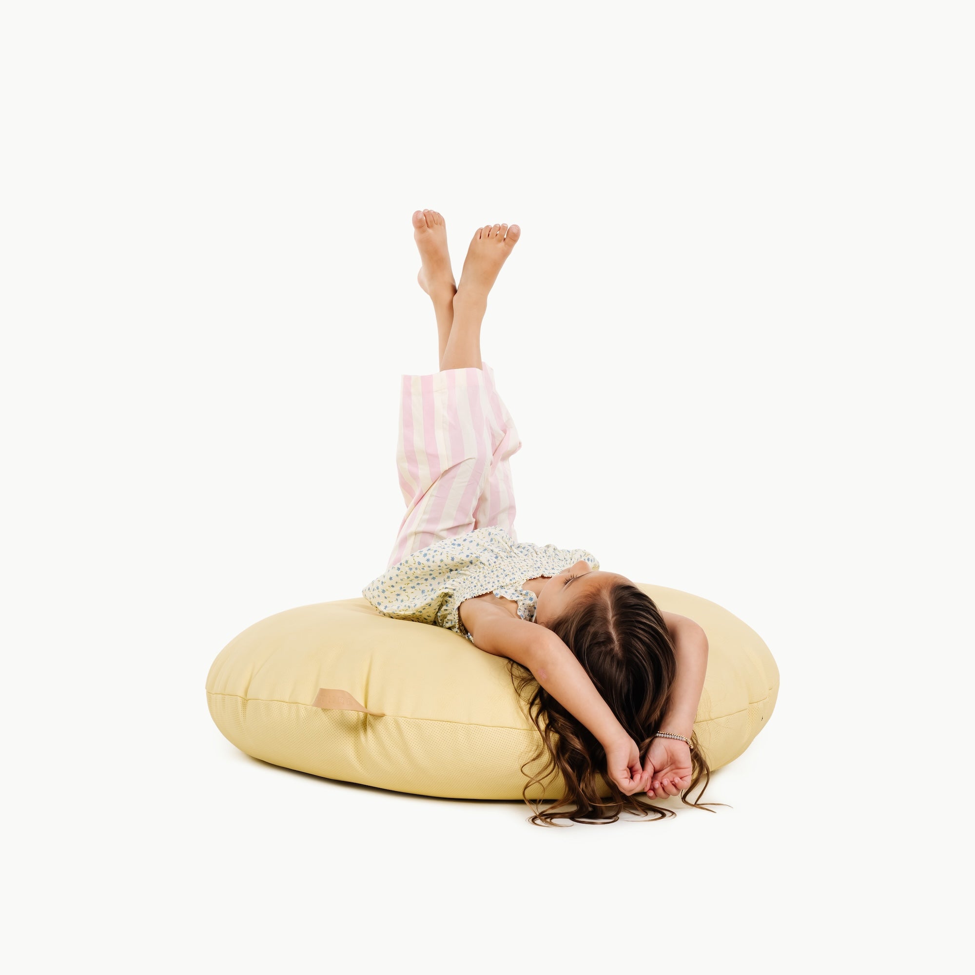 Mellow (on sale) / Circle@little girl sitting on floor cushion