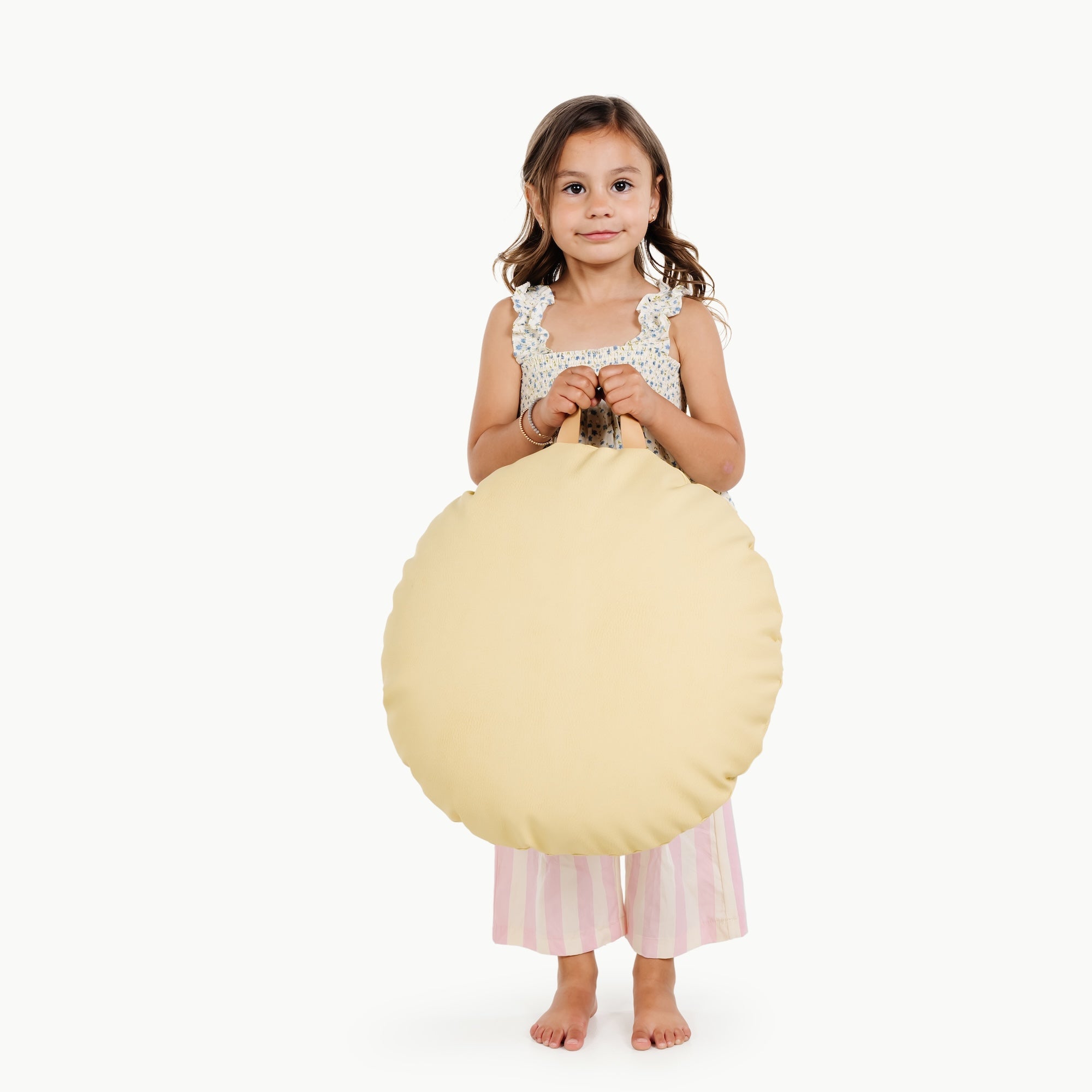 Mellow (on sale) / Circle@little girl holding a mini cushion