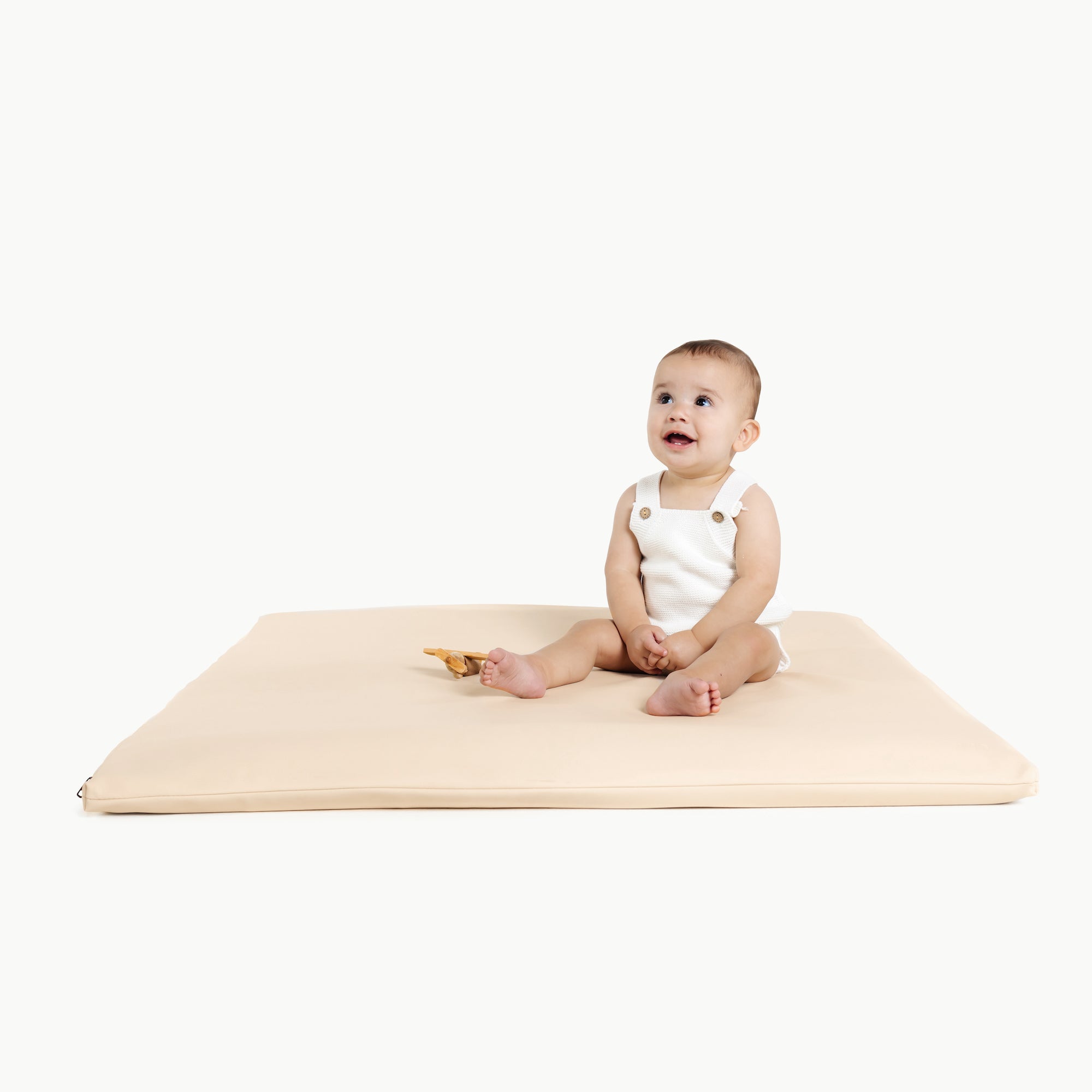 Petal / Square@Kid sitting on Petal Square Padded Mini Playmat