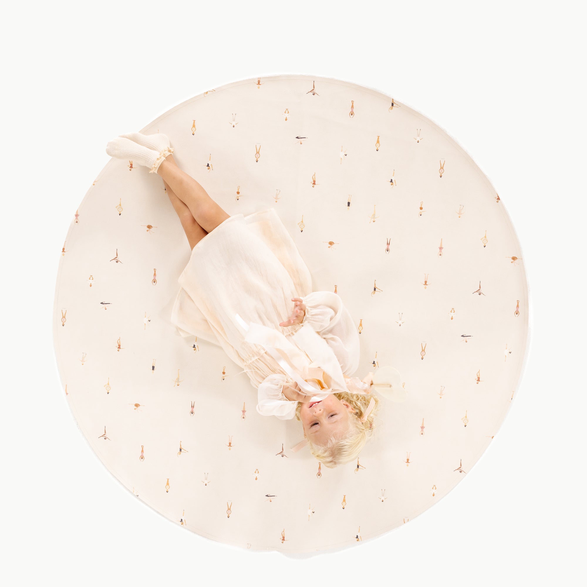 Petite Dancer (on sale) / Circle@kid laying on the petite dancer midi circle mat