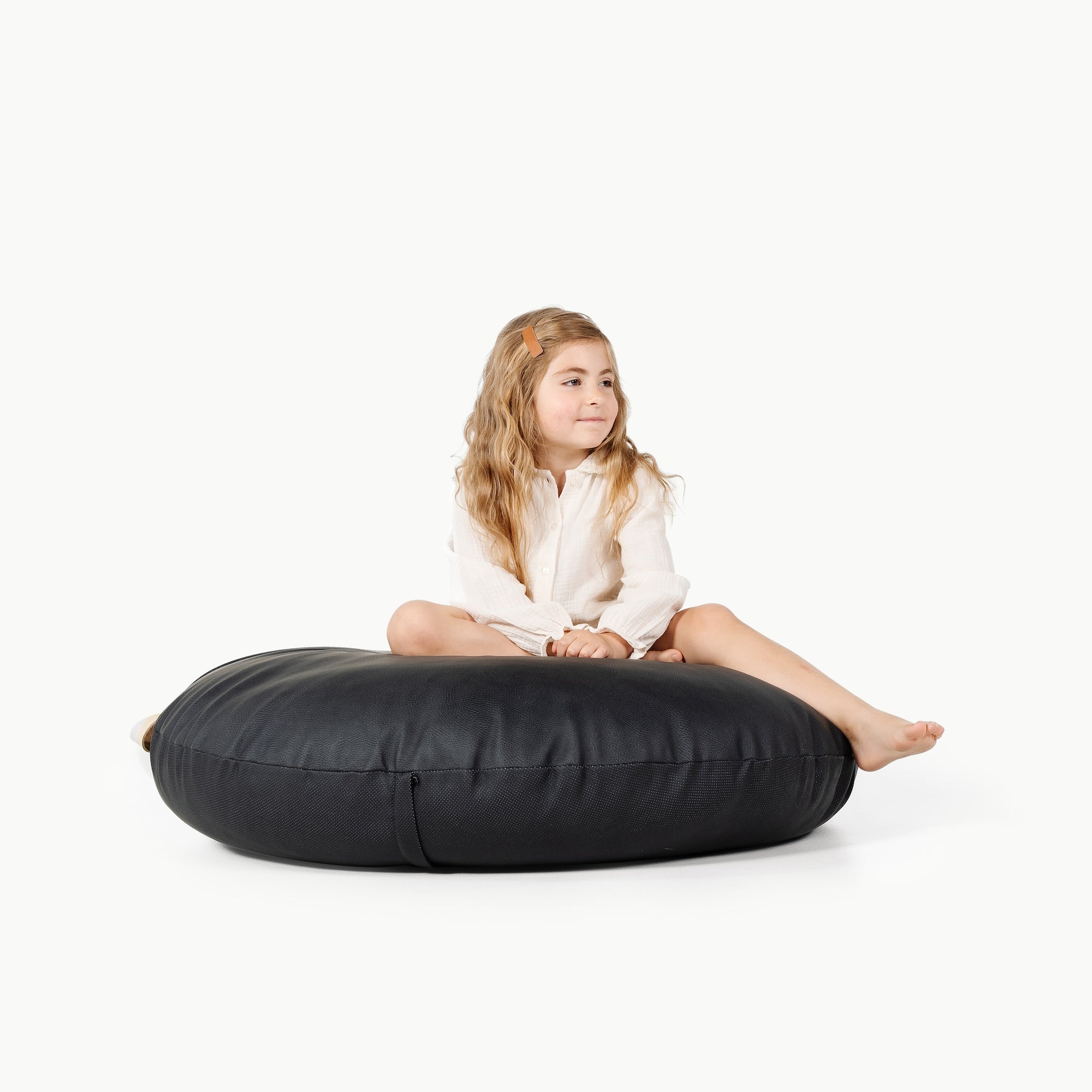 Raven (on sale) / Circle@Kid sitting on the Raven Circle Floor Cushion 
