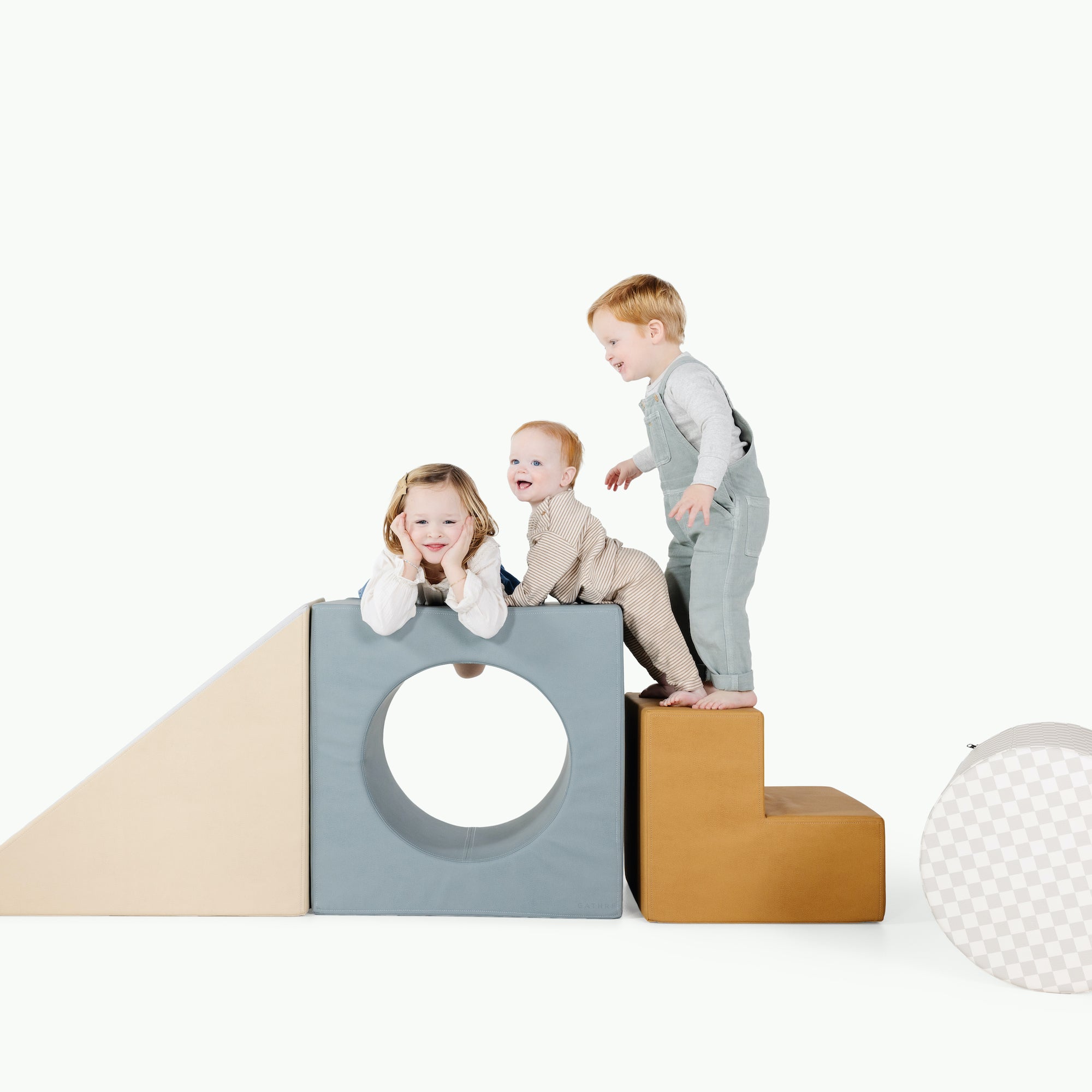 Créme • Amalfi • Rook • Tassel (on sale)@Children playing with block playset