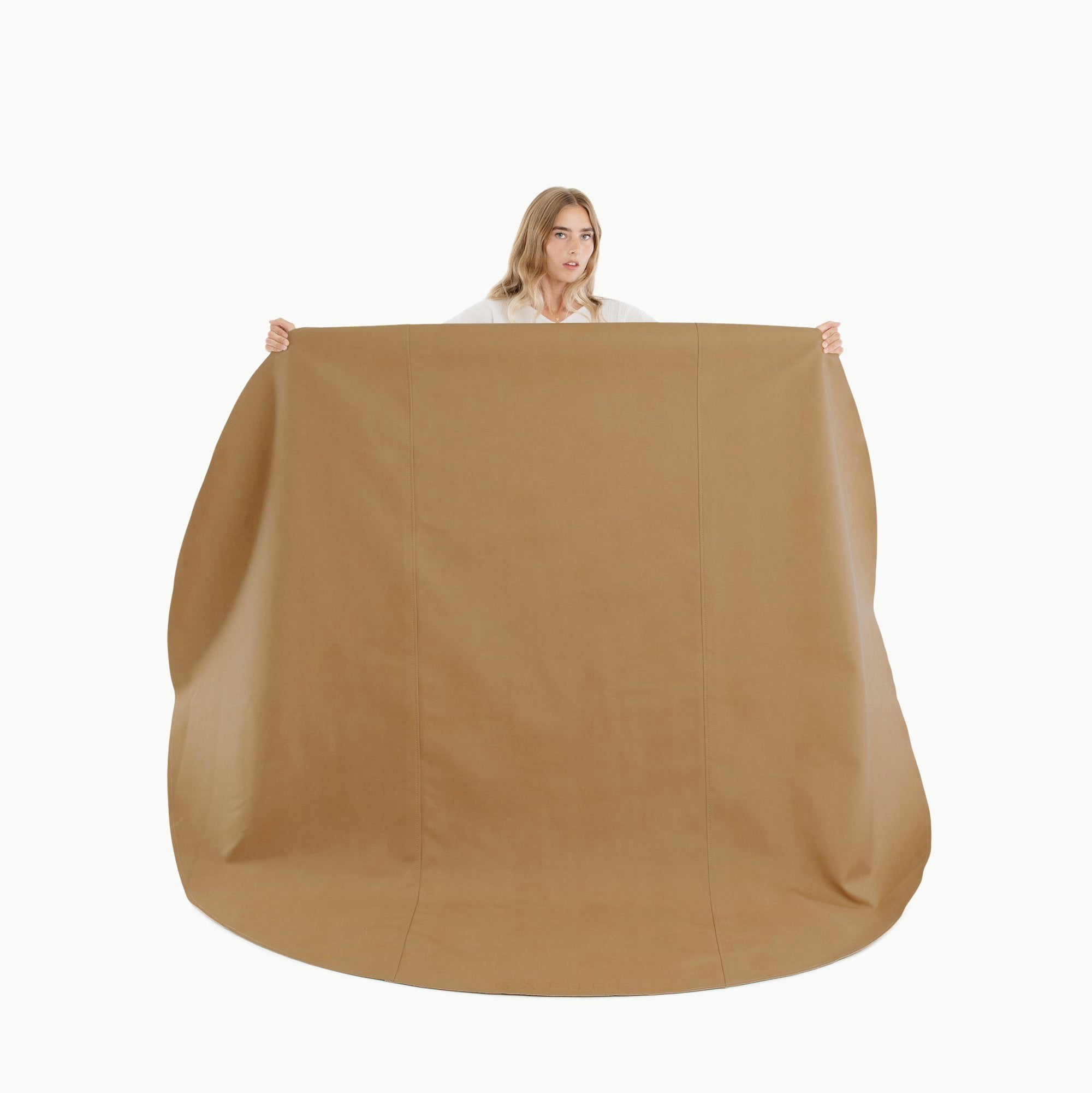 Camel / Circle@Woman holding the Camel Maxi Mat