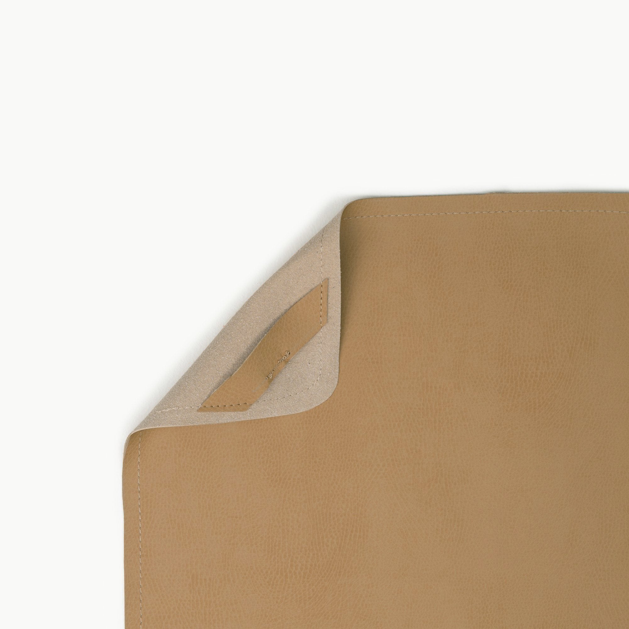 Camel@Hanging tab detail on the Camel Maxi Mat 