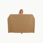 Camel@Woman holding the Camel Midi+ Mat