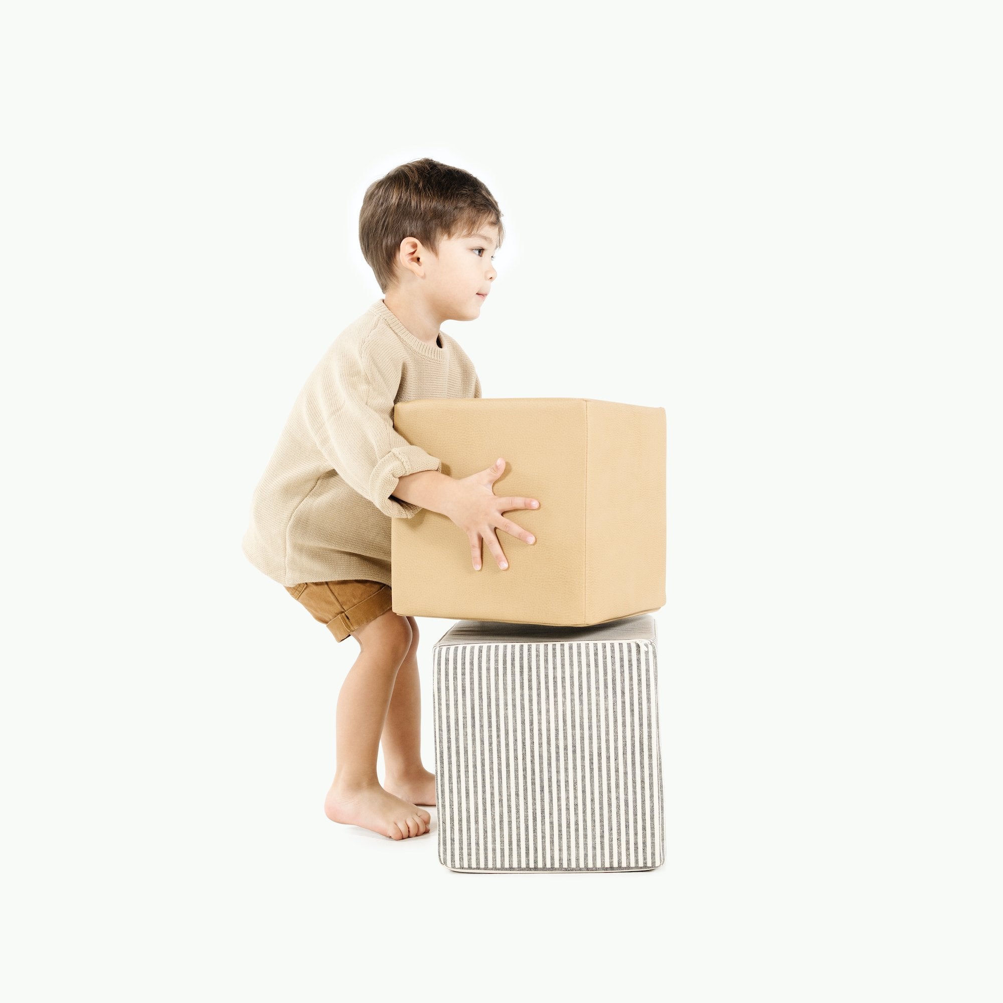 Wheat • Stone Stripe@Kid playing with Stone Stripe Cubes
