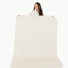 Cantata (on sale)@Woman holding the Cantata Midi+ Mat 